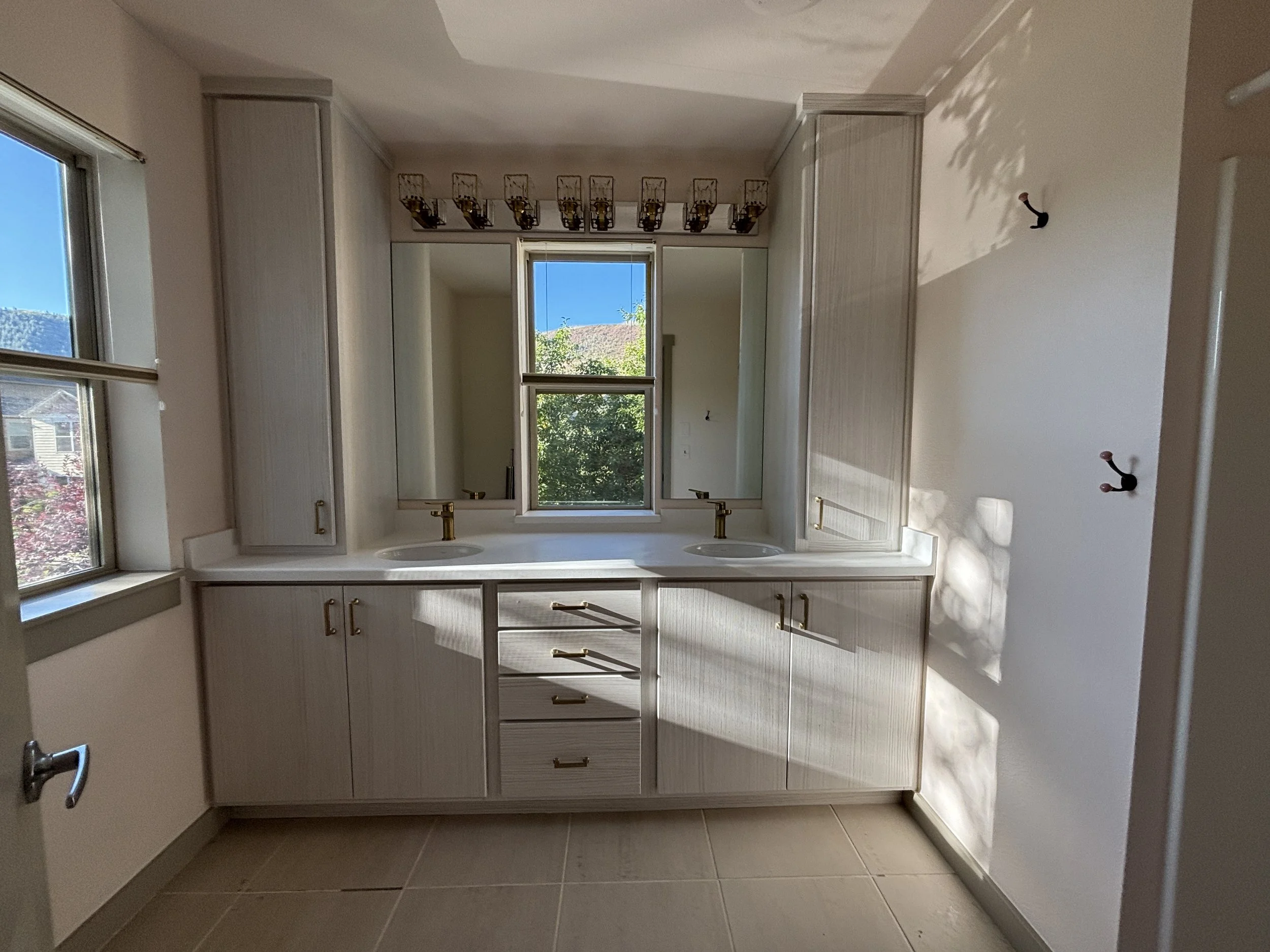 05 Bathroom 01.jpg