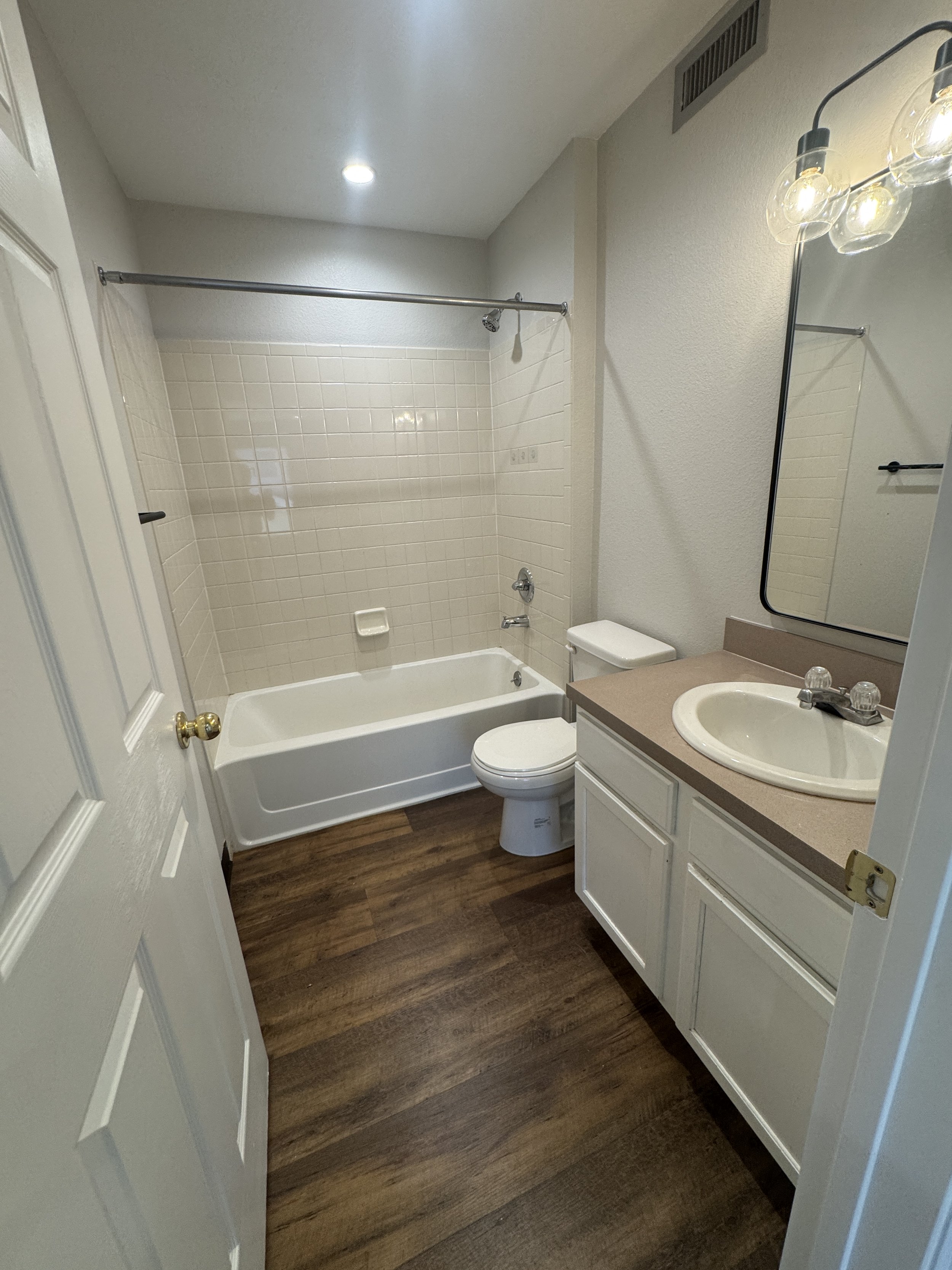 06 Prmary Bath 01.JPG