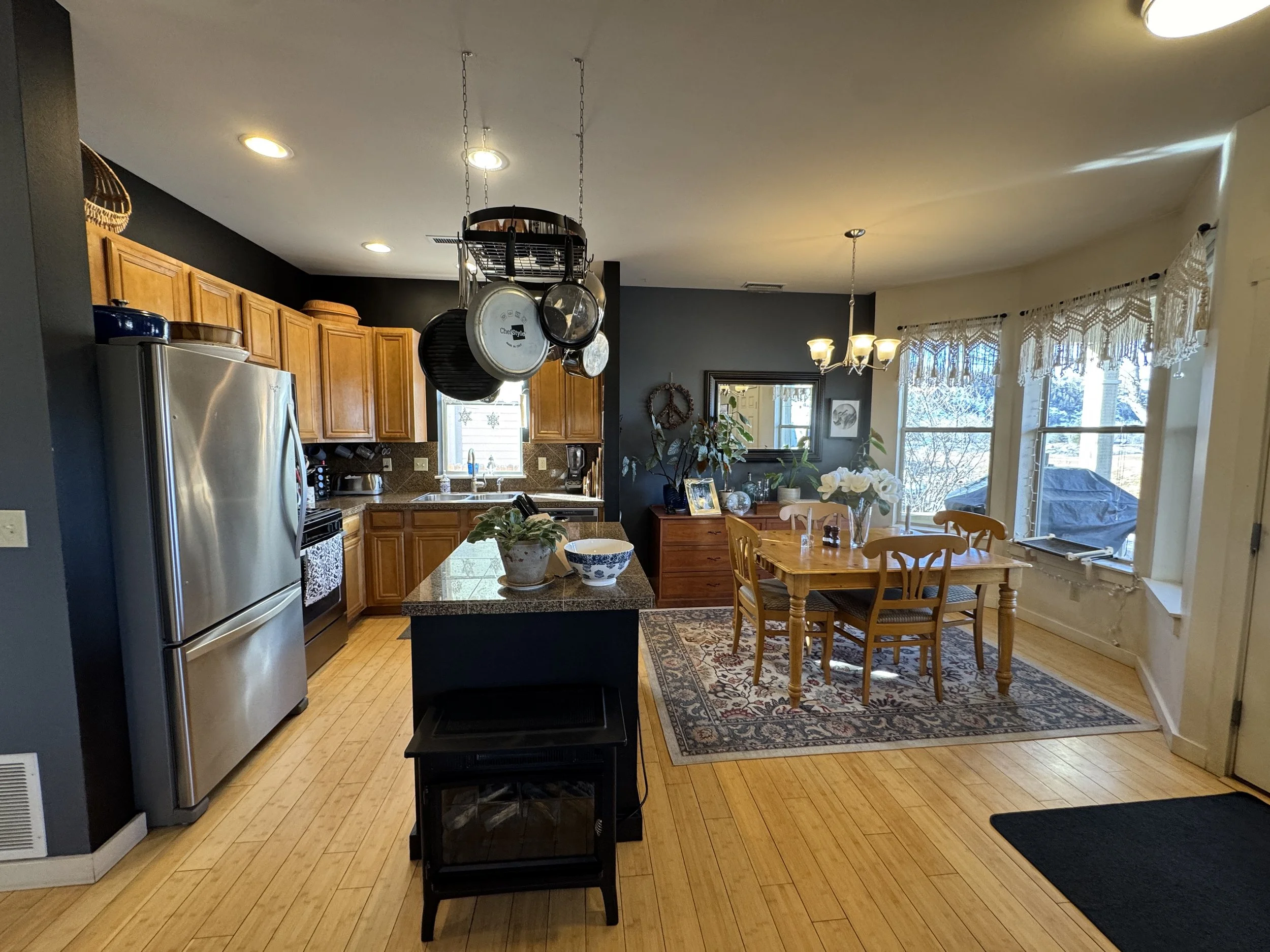 05 Kitchen Dining 01.JPG