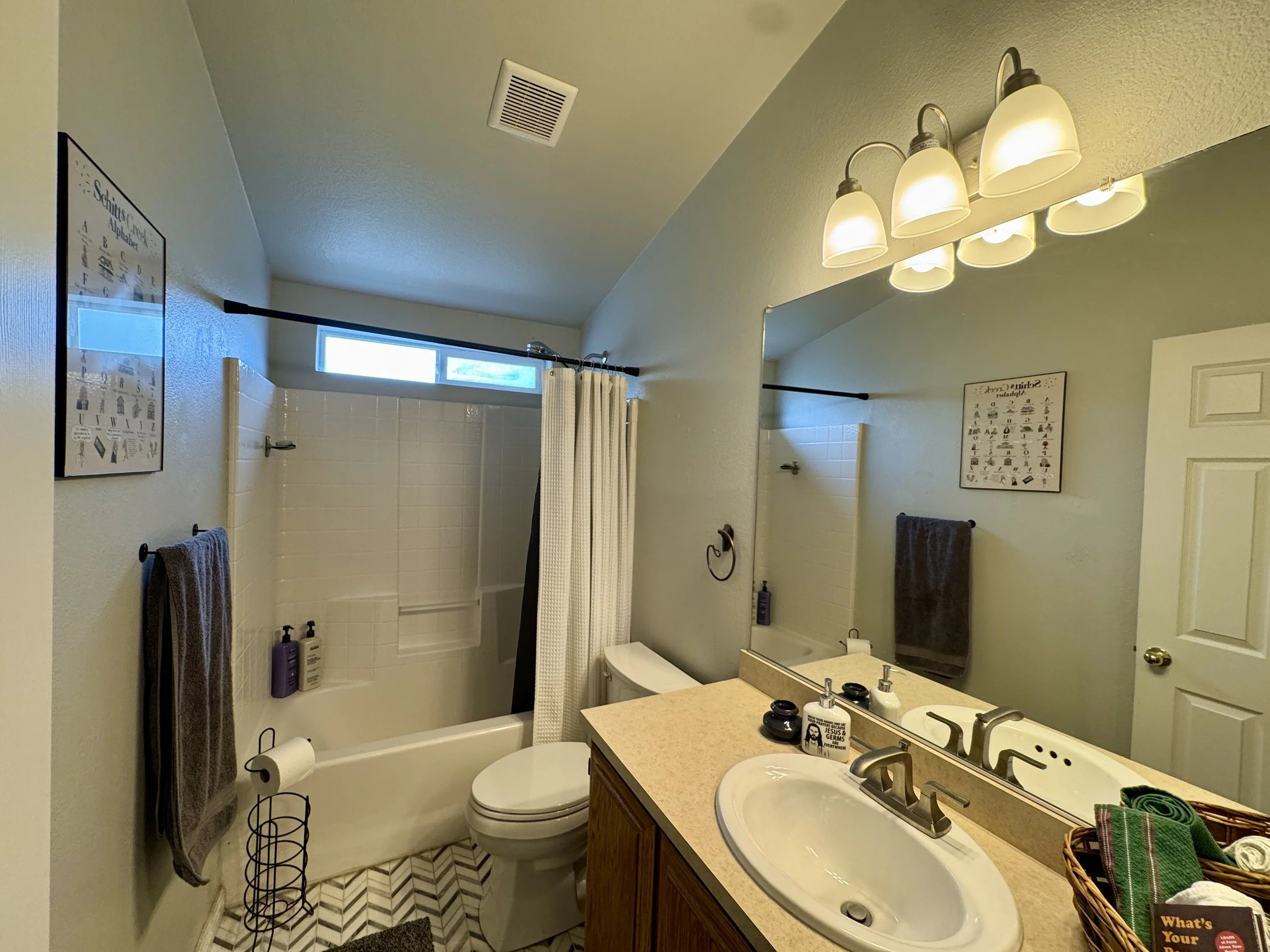 08 Bathroom 01.jpg