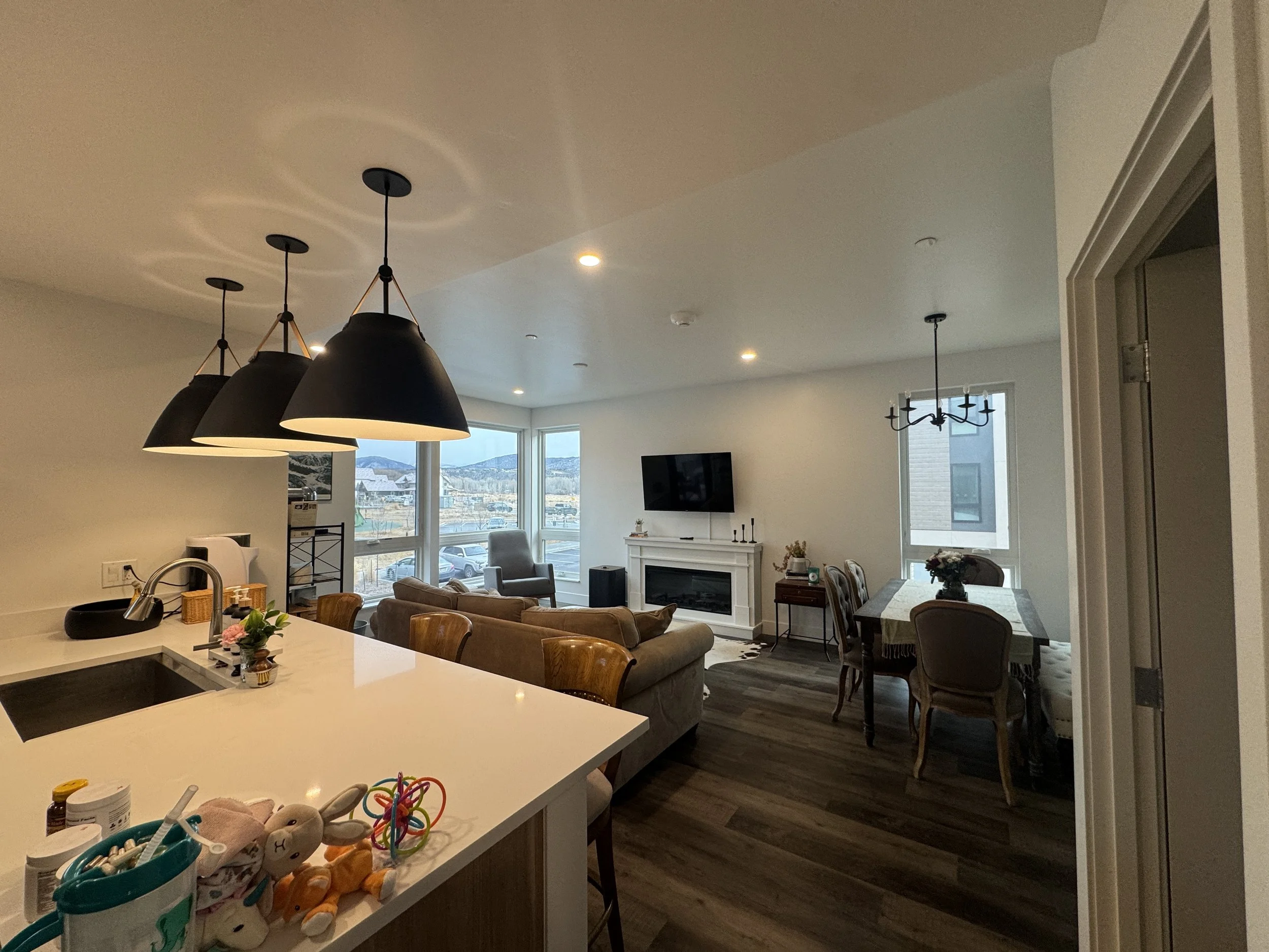 04 Kitchen Great Room 01.JPG