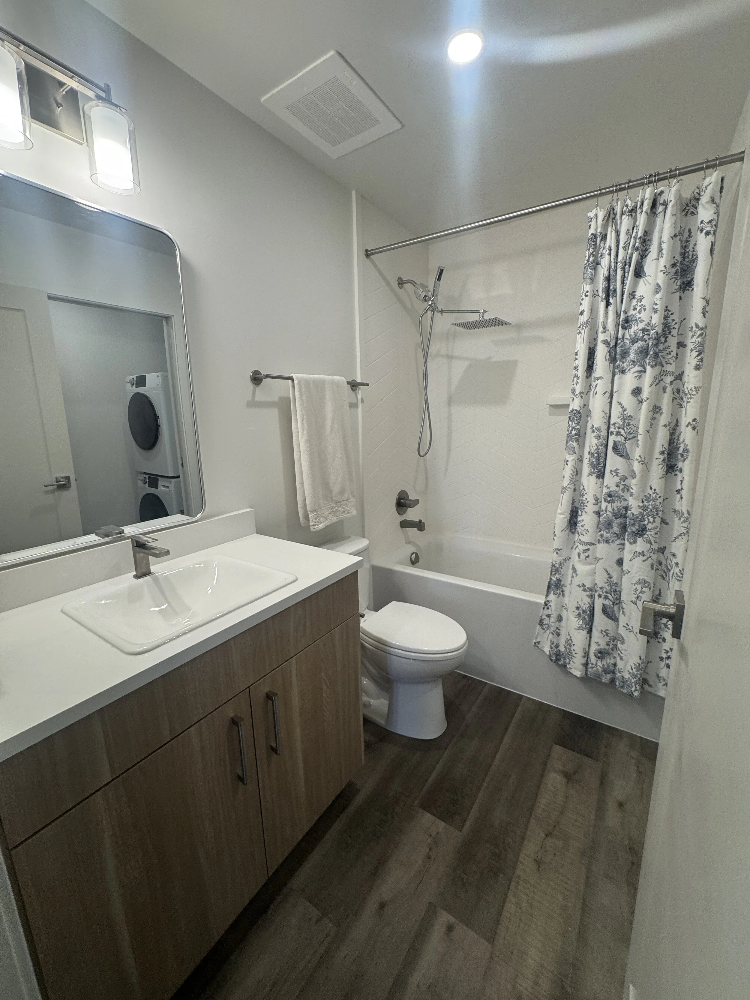 07 Hall Bath 01.JPG