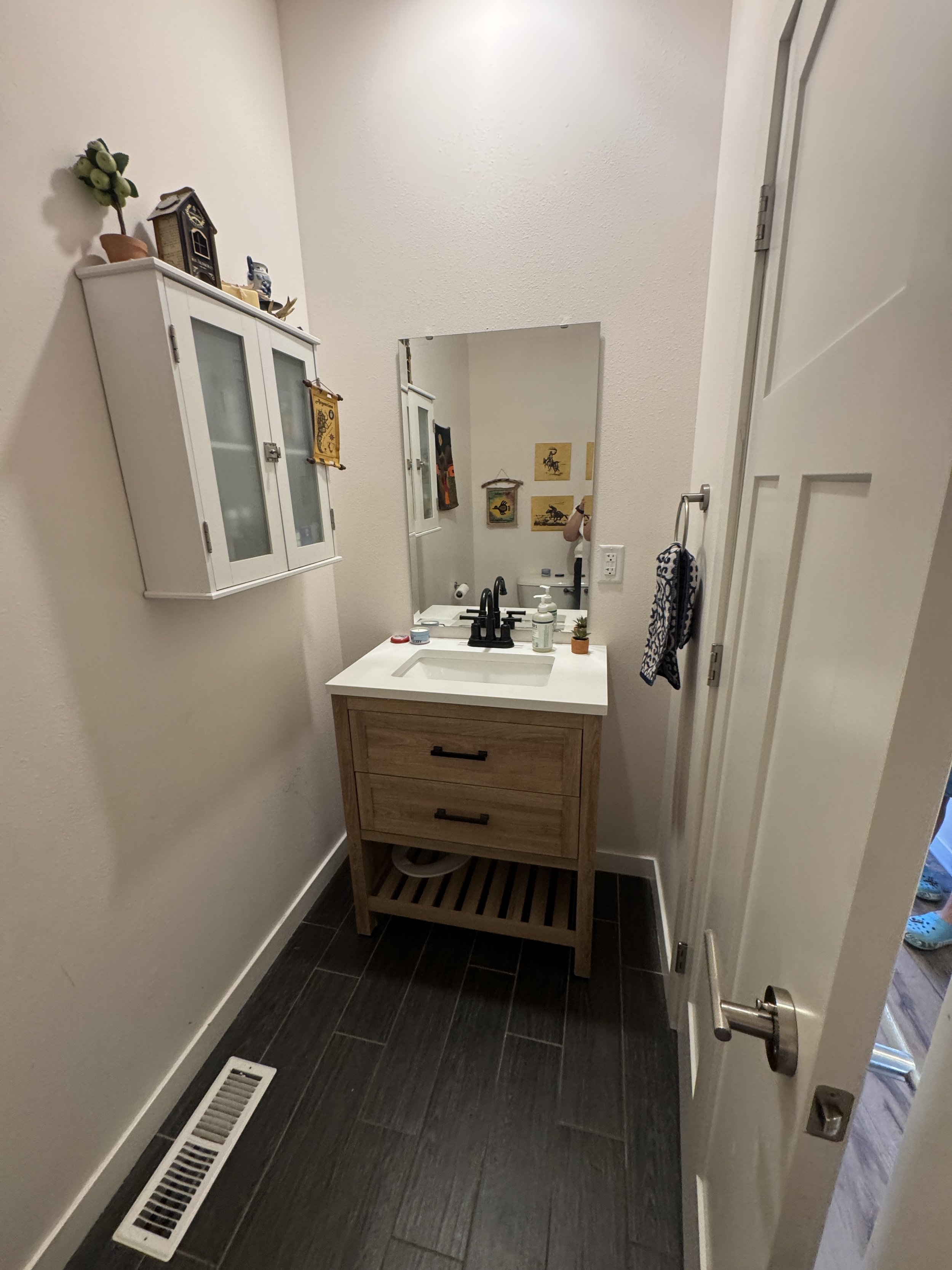 07 Half Bath 02.JPG