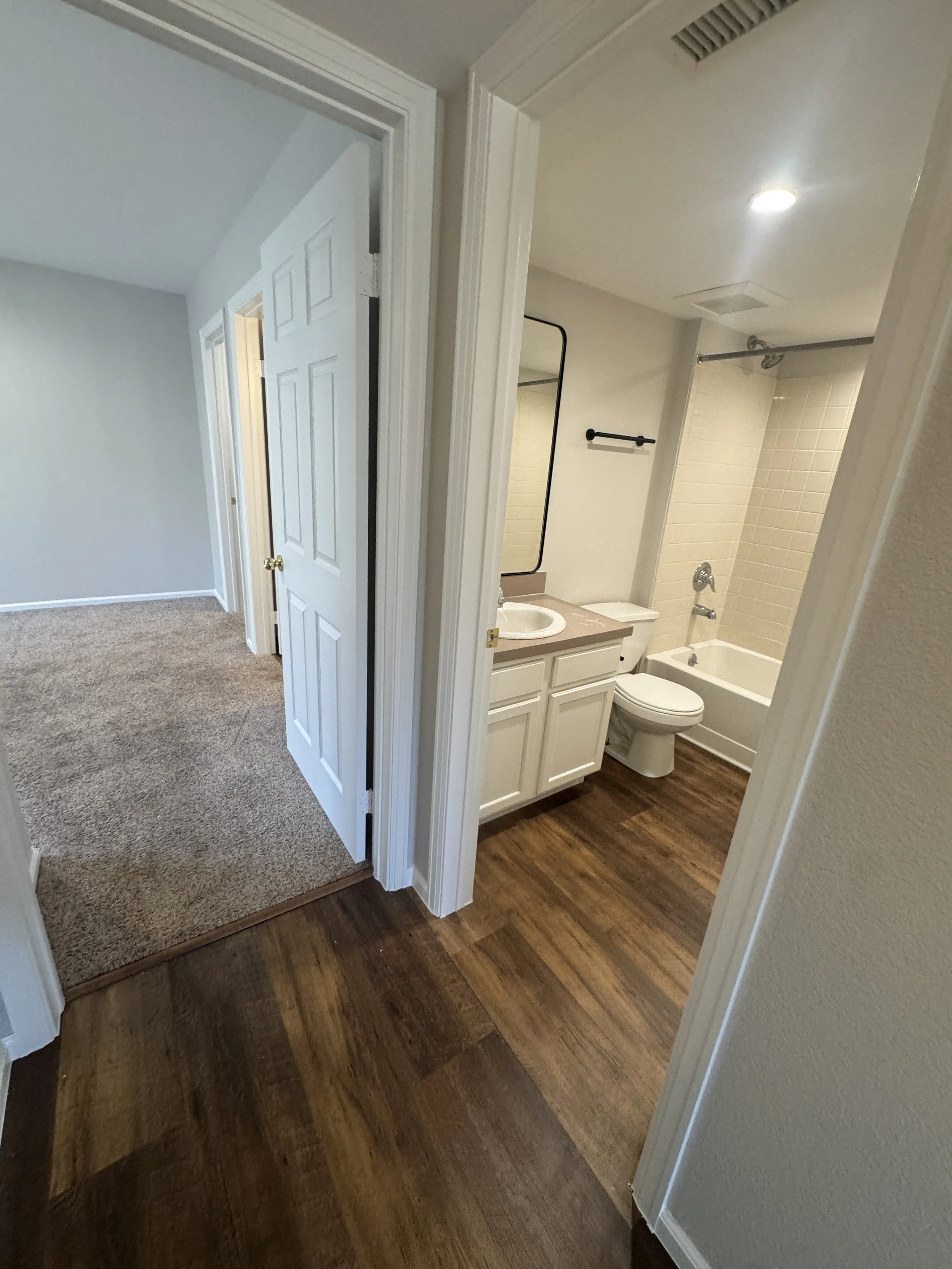 04 Hall Bath 01.JPG