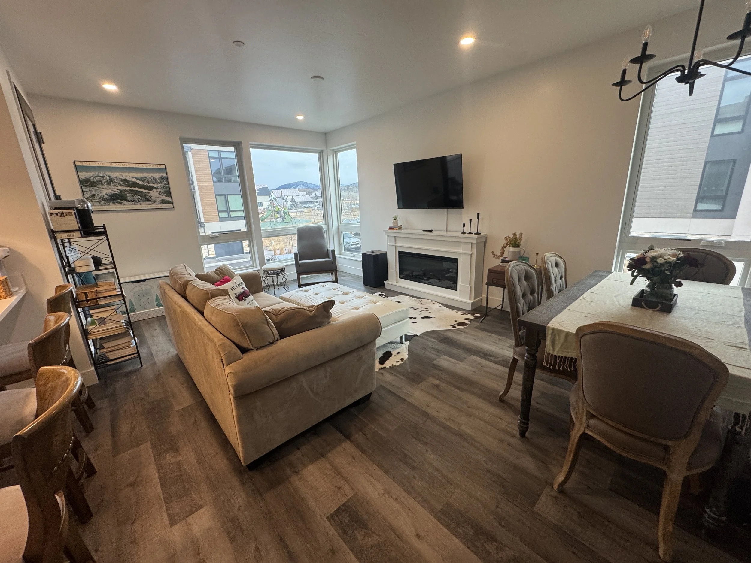 04 Kitchen Great Room 02.JPG