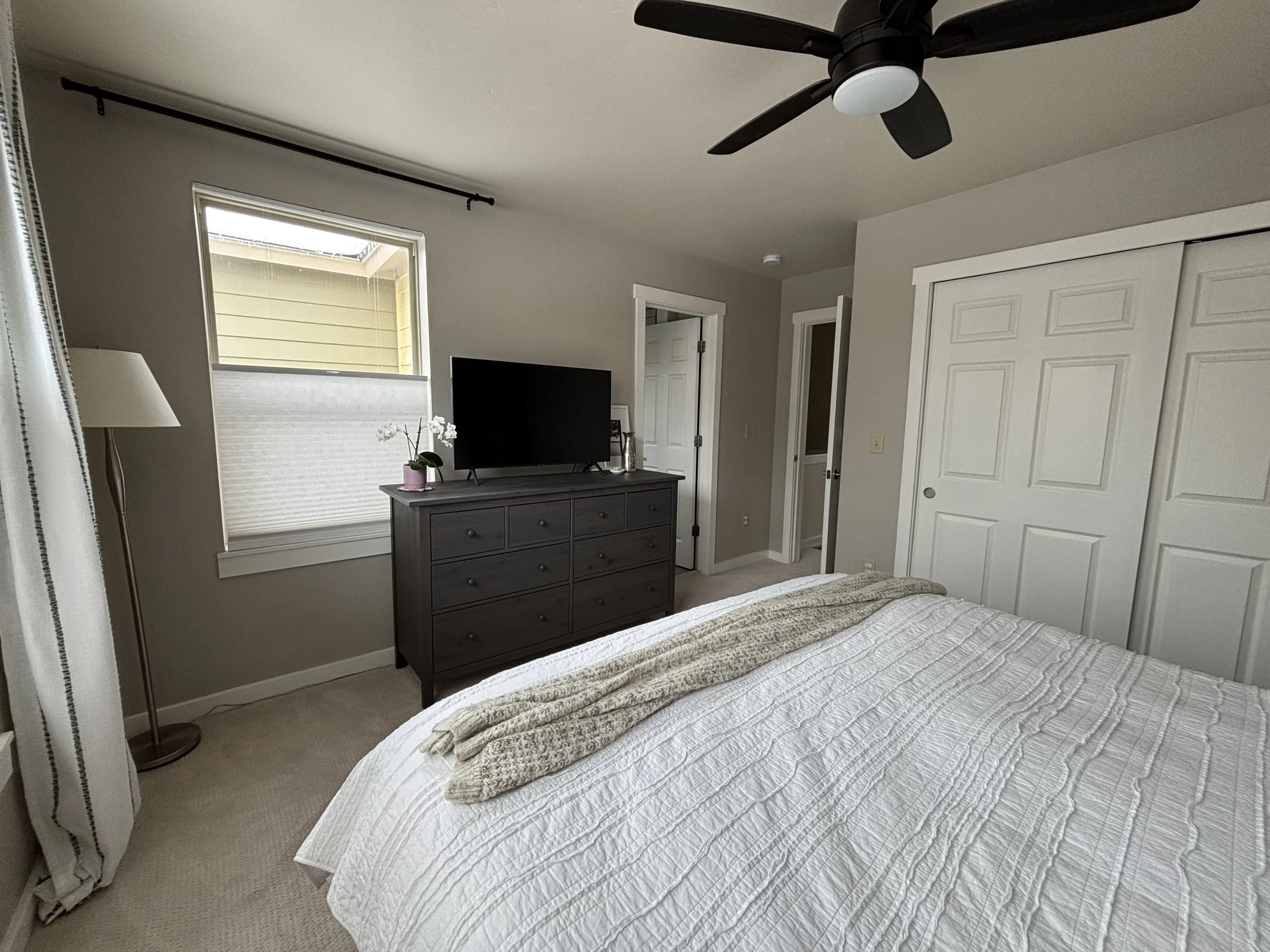 06 Primary Bed 02.JPG