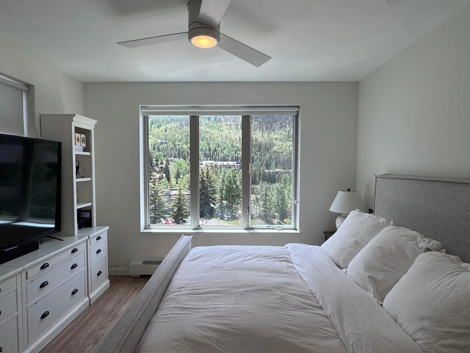 04 Primary Bedroom 01.jpg