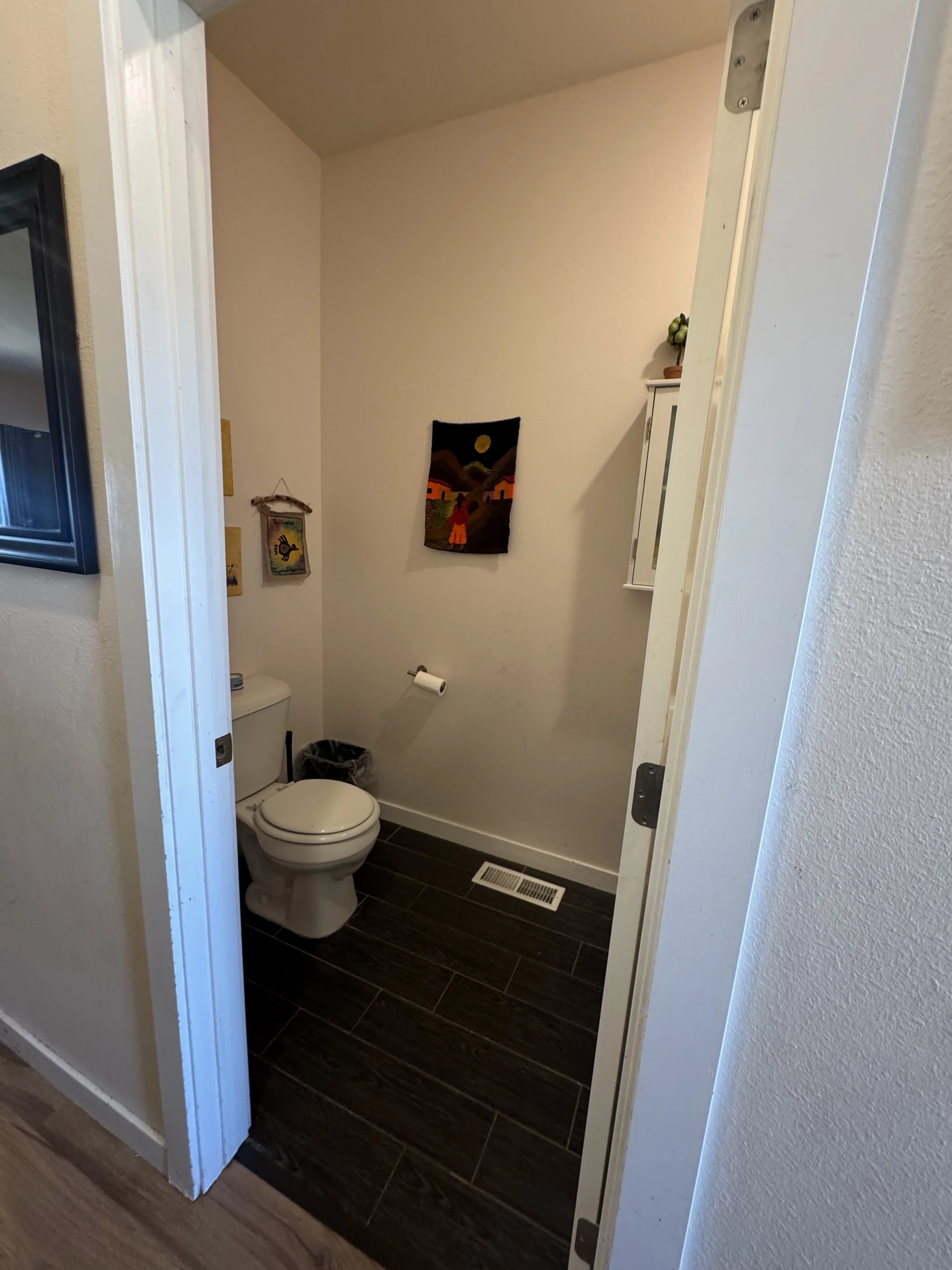 07 Half Bath 01.JPG
