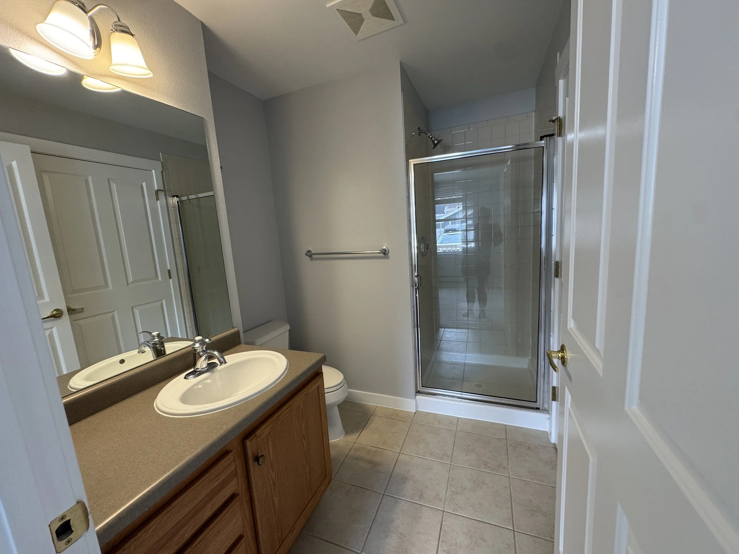 06 Bathroom One 02.JPG