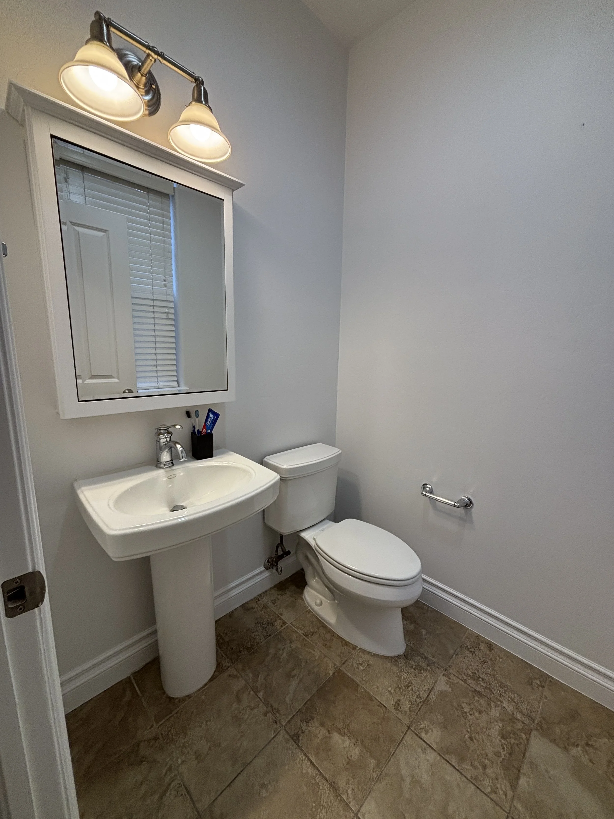 04 Half Bath 01.JPG