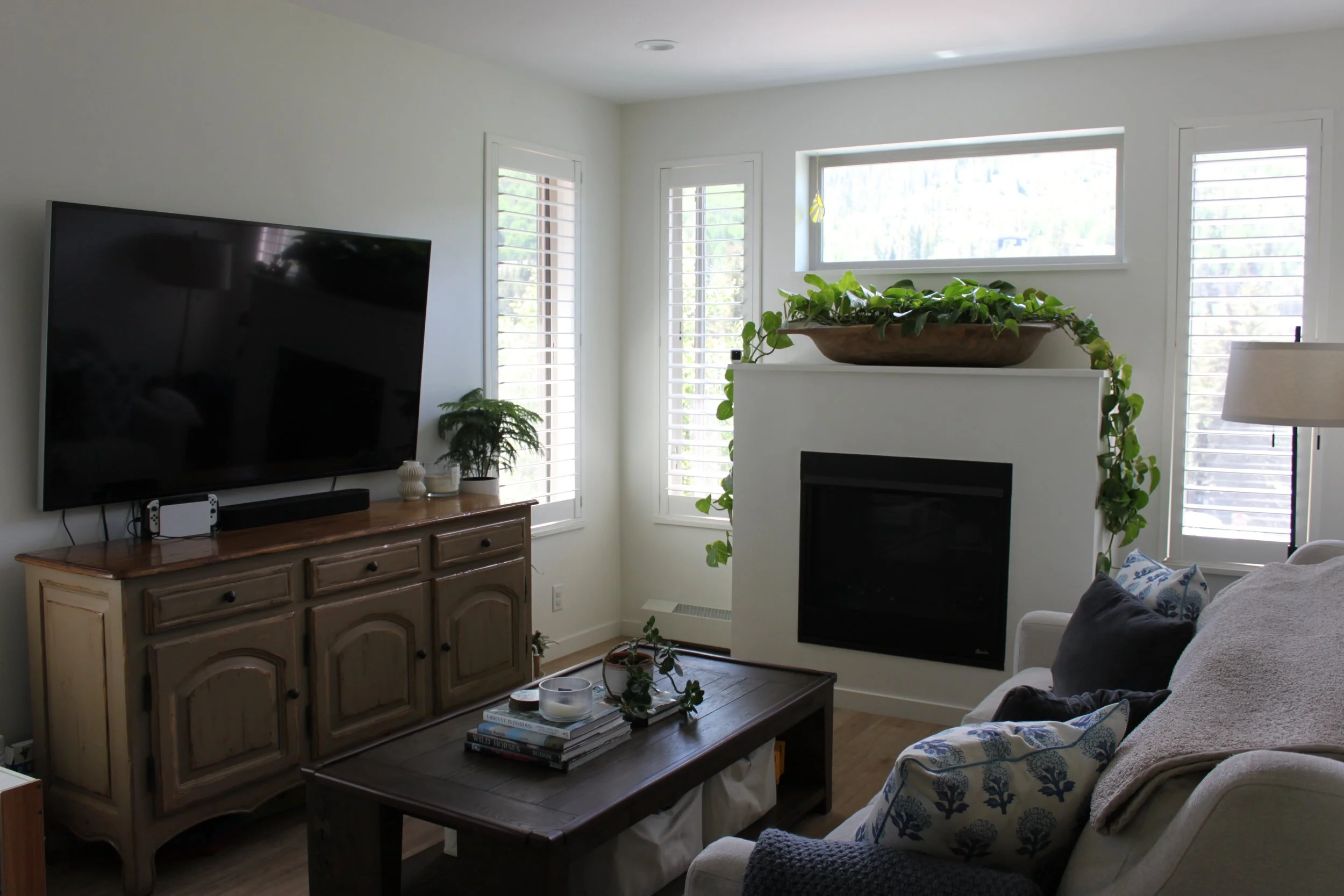 03 Living Room 02.JPG