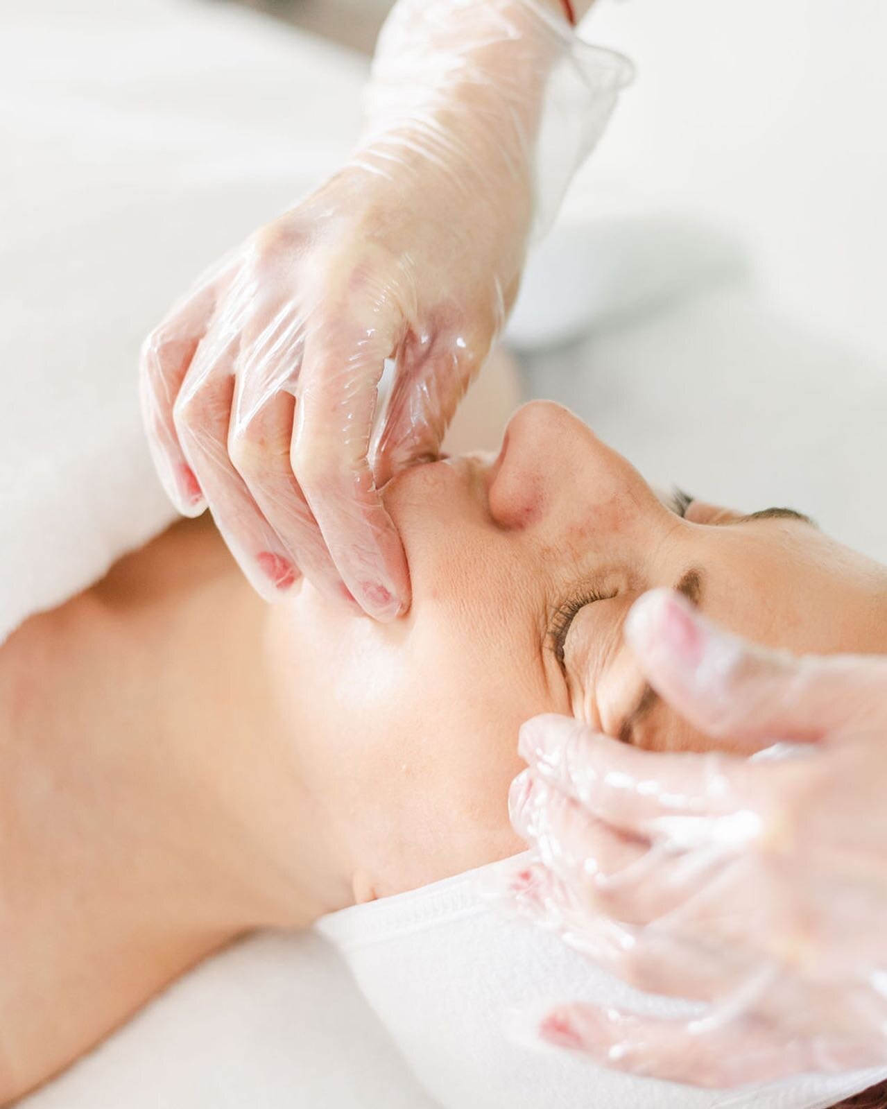 Benefits of Buccal Massage Include; 

&bull; Relieve and Reduce TMJ Pain.
&bull; Stimulate lymphatic system removing toxins, reducing puffiness and inflammation from the face.
&bull; Relieve Sinus pressure and congestion.
&bull; Ease Headaches /Migra