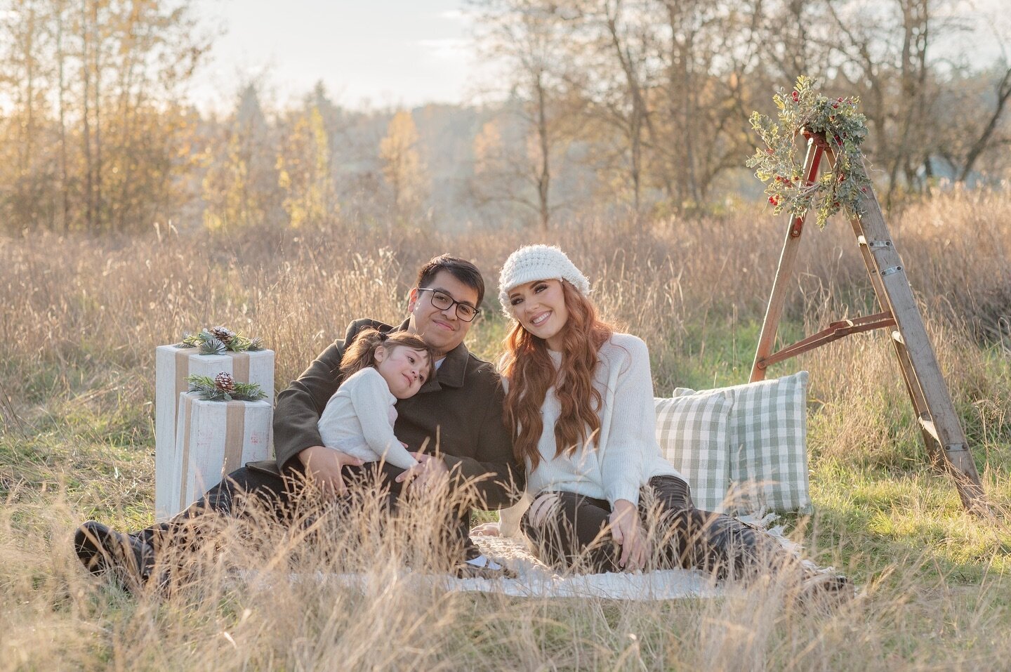 Wishing everyone a very Merry Christmas and holiday season🎄🎁 See more from this adorable family session on the blog!