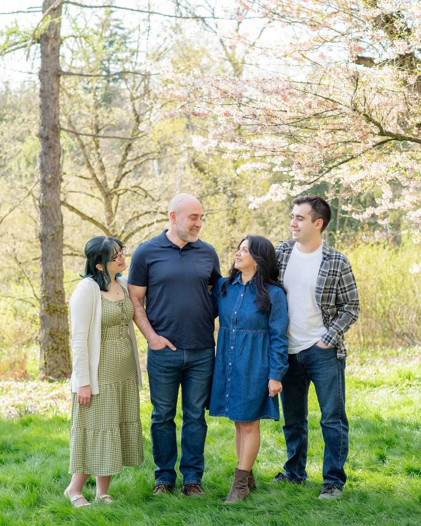 A warm spring day, cherry blossoms on full display, *and* I got to work with a friend! How much better could it get?! I had so many favorites from this session with Jen and her family🩷 I&rsquo;ve said it a million times, but I truly feel so lucky th