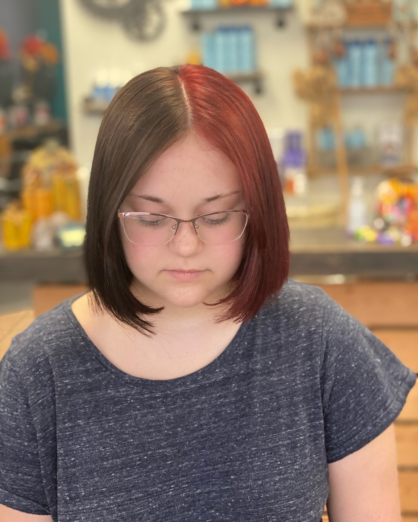 Just because your is a mid length bob, doesn&rsquo;t mean it has to be boring!!
Loving this 1/2 and 1/2 color look on this young teen. To book a color, clink the website link in my bio.
