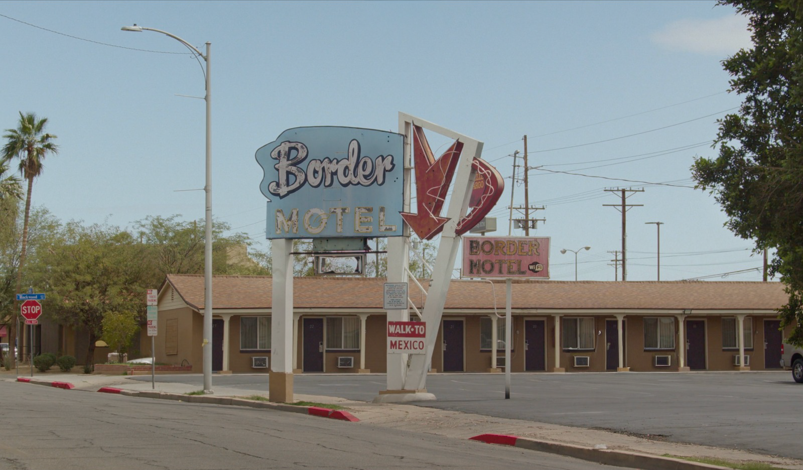 THE DARK KNOT AT THE CENTER   By Inês Pedrosa e Melo 