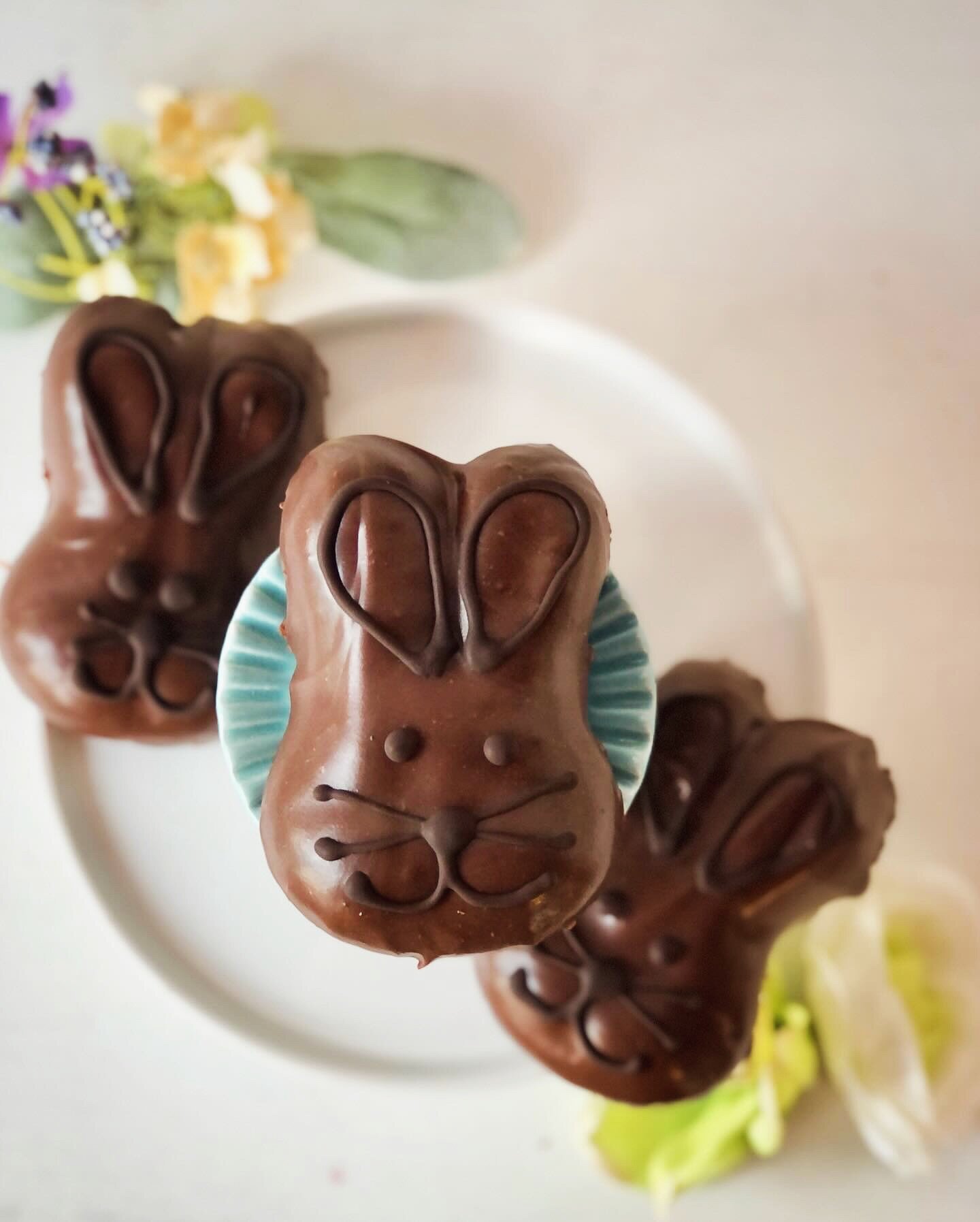 Our brownies got an Easter makeover🐰💗

Our decadent chocolate Ernie gets coated in rich chocolate ganache and decorated with the sweetest little bunny face🥹

These special holiday treats are perfect for the whole family✨ Bunny Brownies are availab