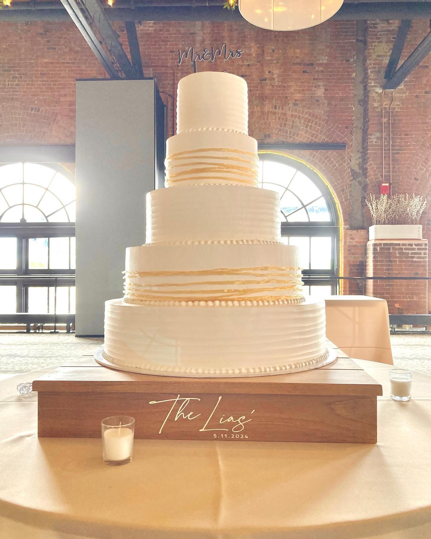 Happy Wedding Cake Monday🍰💍

.

.

.

.

#cleveland #clevelandbakery #bakery #cakedecorating #treatyourself #womeninbusiness #shoplocal #family #womenownedbusiness #shoplocal #smallbusiness #wedding #weddingplanning #weddingcake