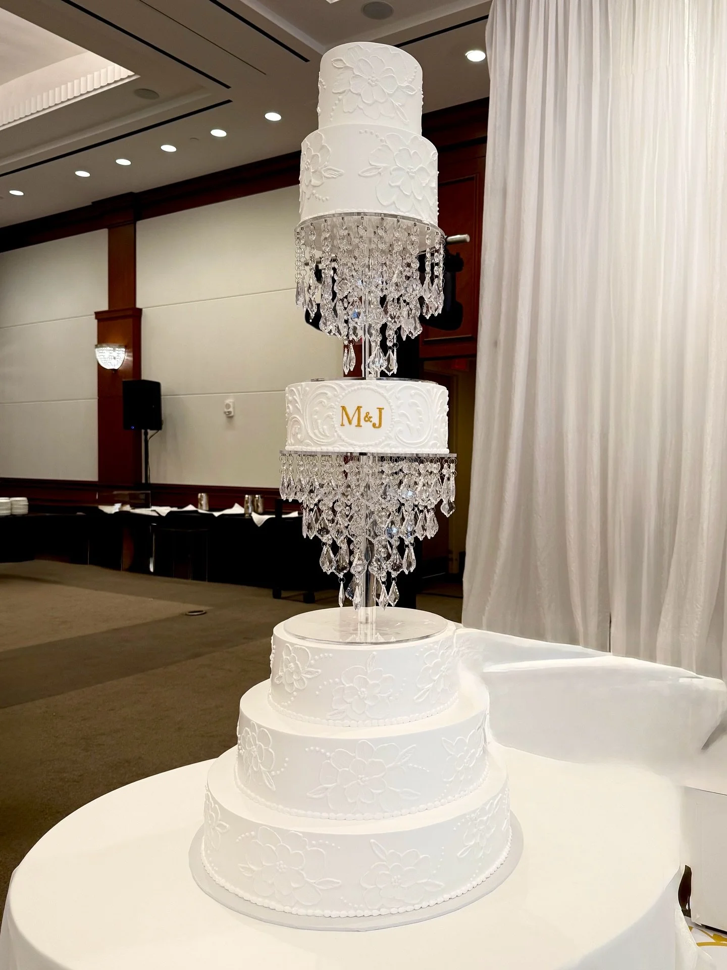 Welcome to our tallest Wedding Cake Monday yet! 💍🍰💗