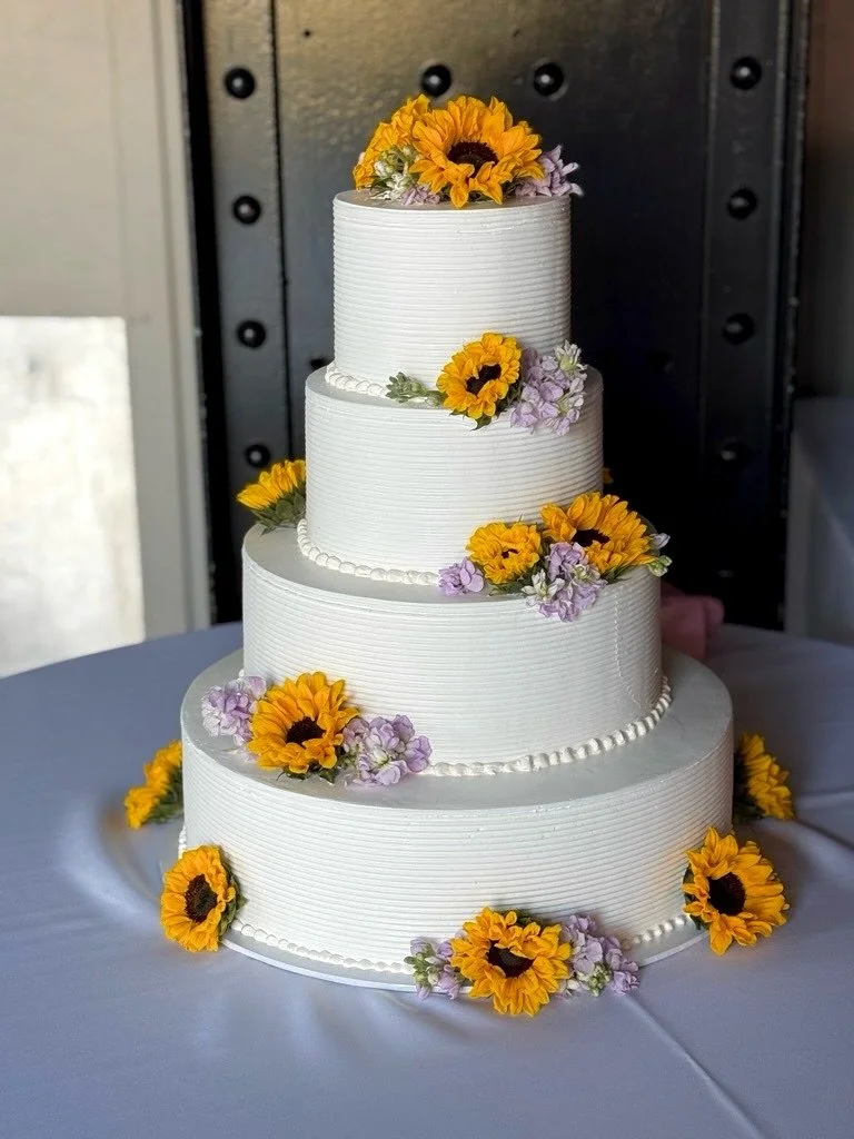 This Wedding Cake Monday feels like the perfect way to say goodbye to Summer and welcome in the Fall vibes🍰💍🍂