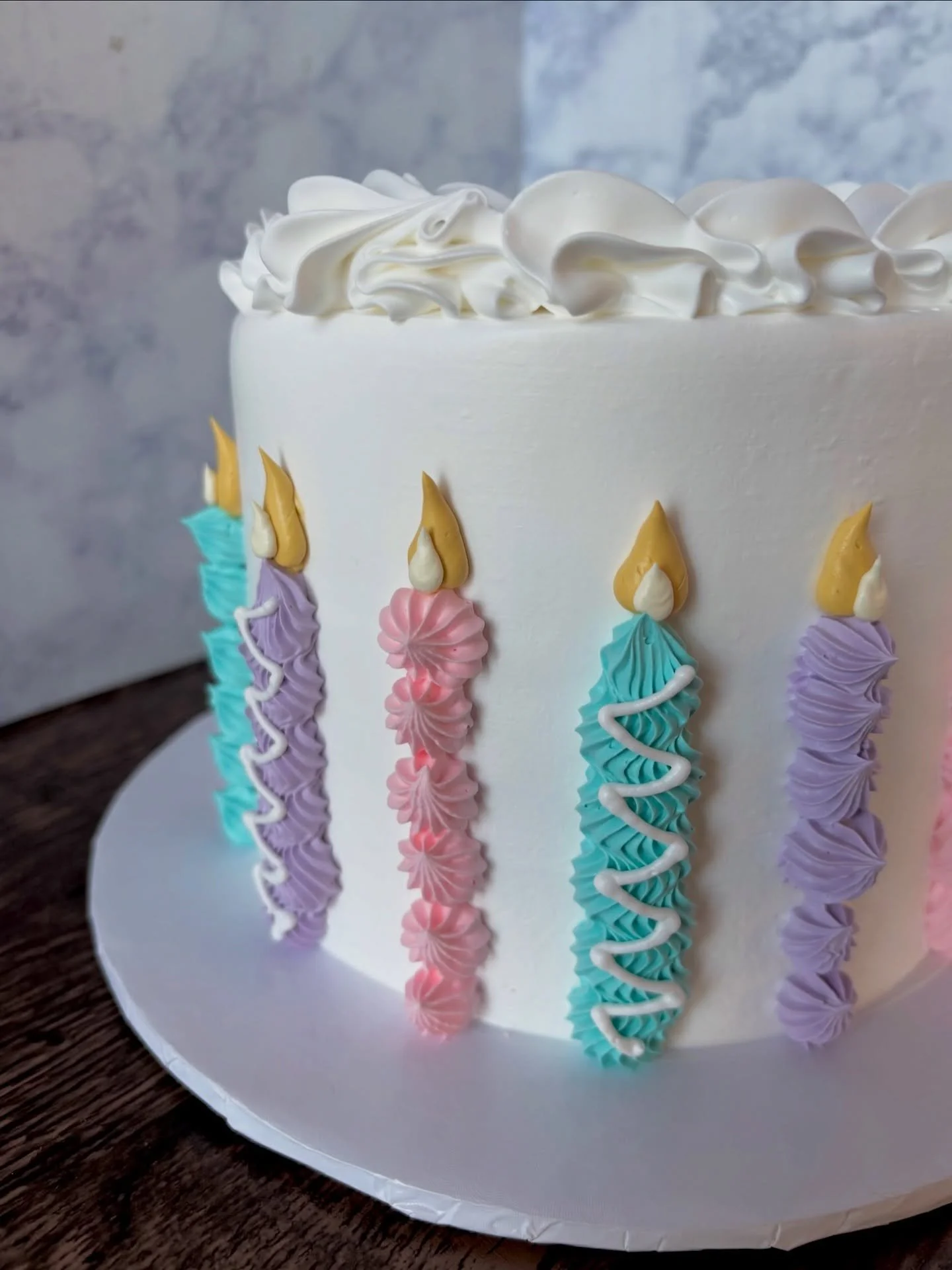 How cute is this take on our classic candle design☺️🎂 one of our favorite things about our signature designs is how quickly they can become so unique to you with just a little flair