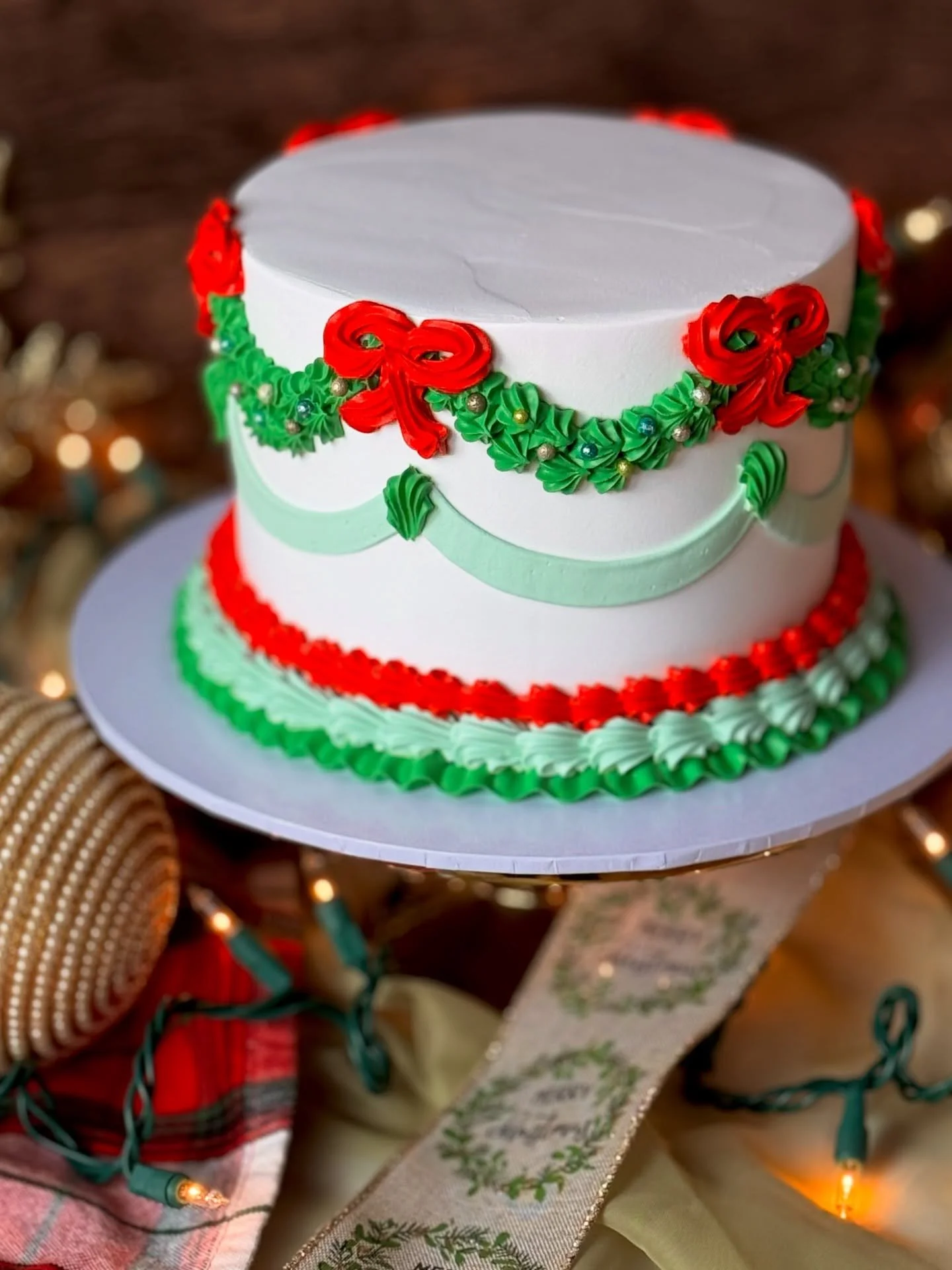 Whether you&rsquo;re looking for a vintage vibe or a modern motif, we&rsquo;ve got a holiday cake for you🌲😌🎀

Your table just won&rsquo;t be complete without a centerpiece&mdash;so give us a call or shoot us an email and let us bring some Christma