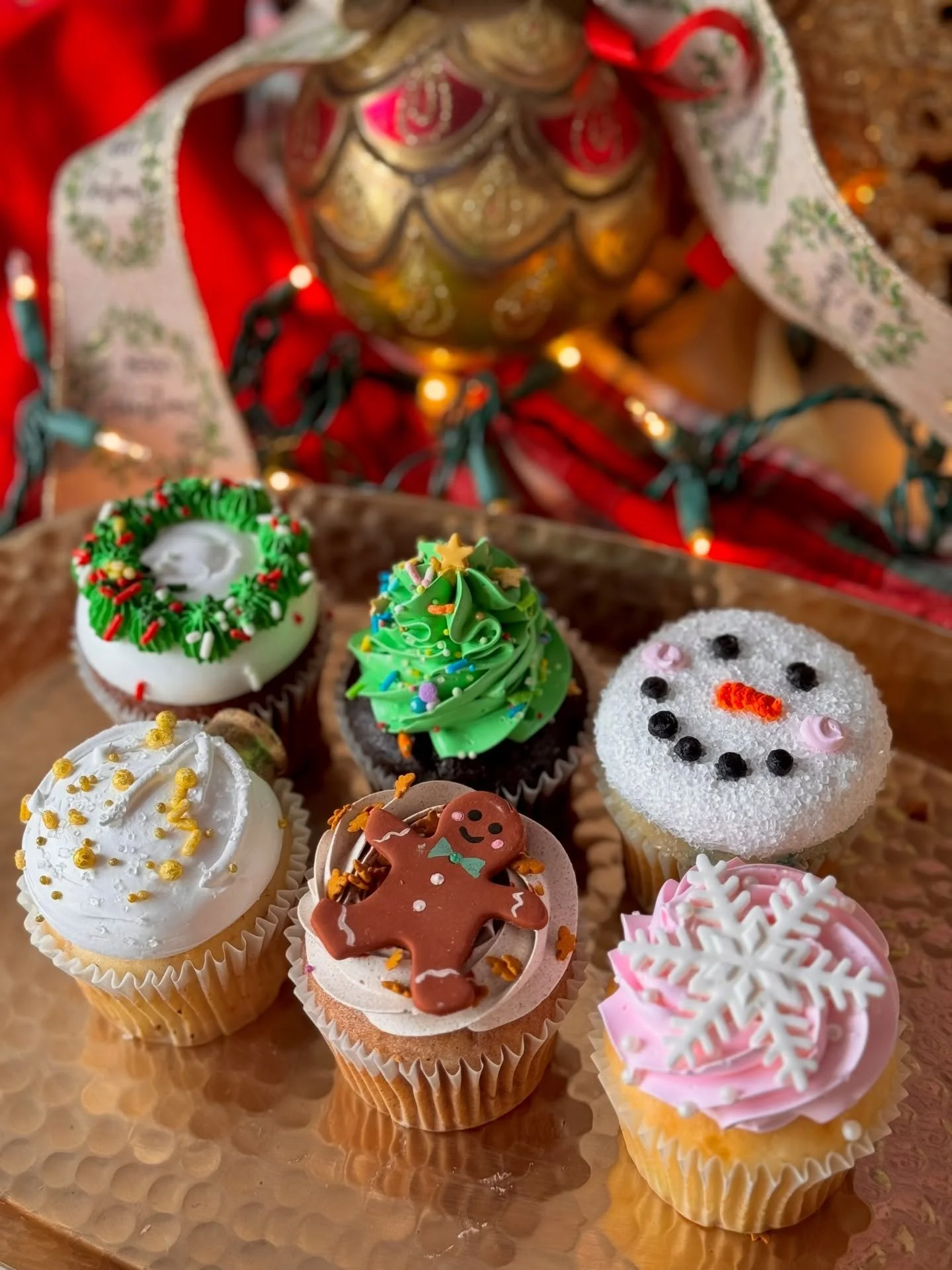 Get a taste of the season with our cupcake sampler box🧁

Enjoy 6 holiday treats that will delight any kind of sweet tooth✨ Order yours for a night in, a party sampler, or just to share with you and yourself😌

**cupcake flavors and designs are set a