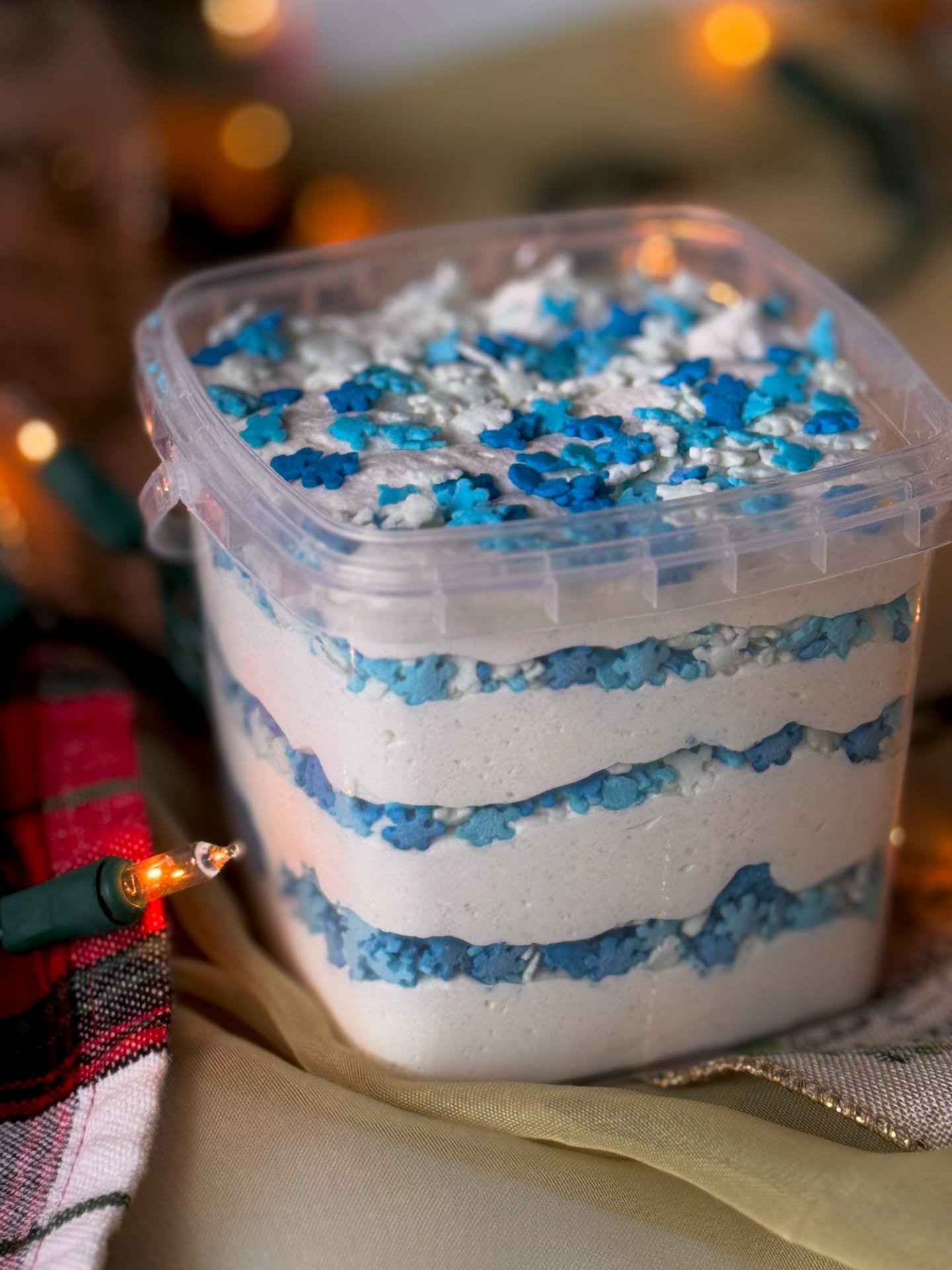 Have you tried our snowflake dip yet🤩

Imagine your favorite tree-shaped snack cake turned into a dip&mdash;then add more sprinkles😅🌲🎉 It&rsquo;s absolute perfection with graham crackers or vanilla wafers✨

Order yours now, and any other items fr
