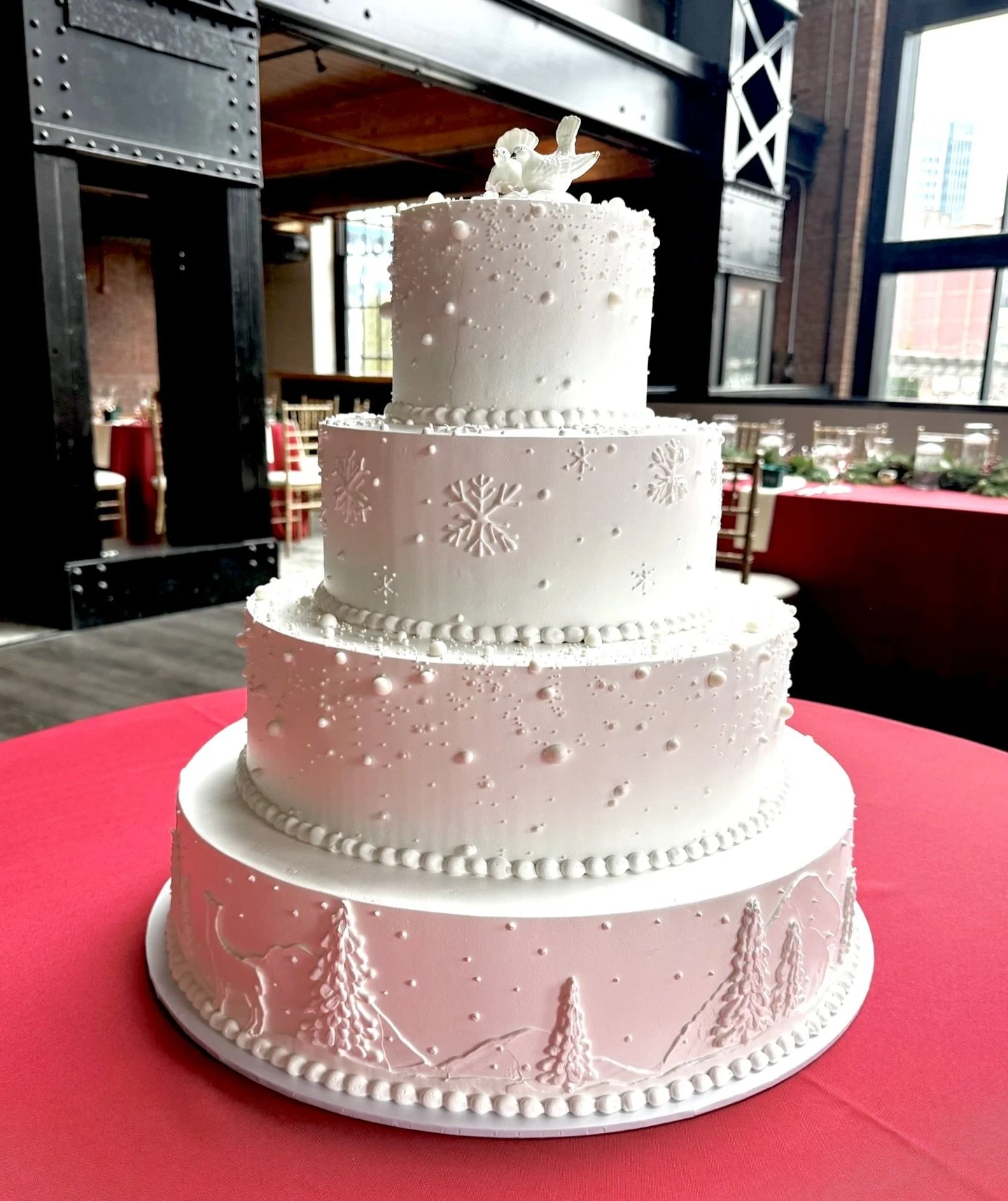 Legend has it that time might not exist during the week between Christmas and New Year&hellip;✨ Which may or may not have anything to do with Wedding Cake Monday happening on Tuesday👀

But honestly these stunning creations are timeless😌 Happy Weddi