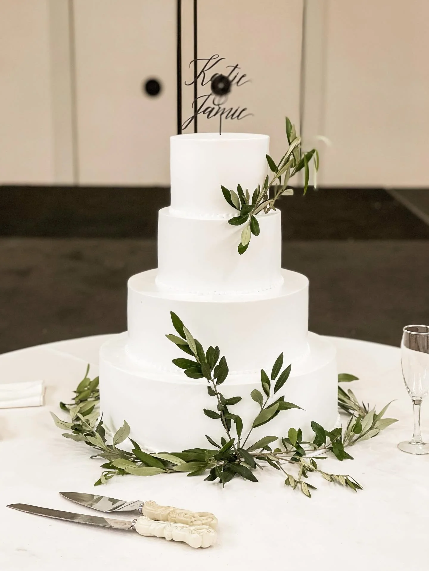 A very *throwback* Wedding Monday 🥰 

Please enjoy these classic wedding cakes from over the years❤️❤️

🎂which one is your favorite?!🎂