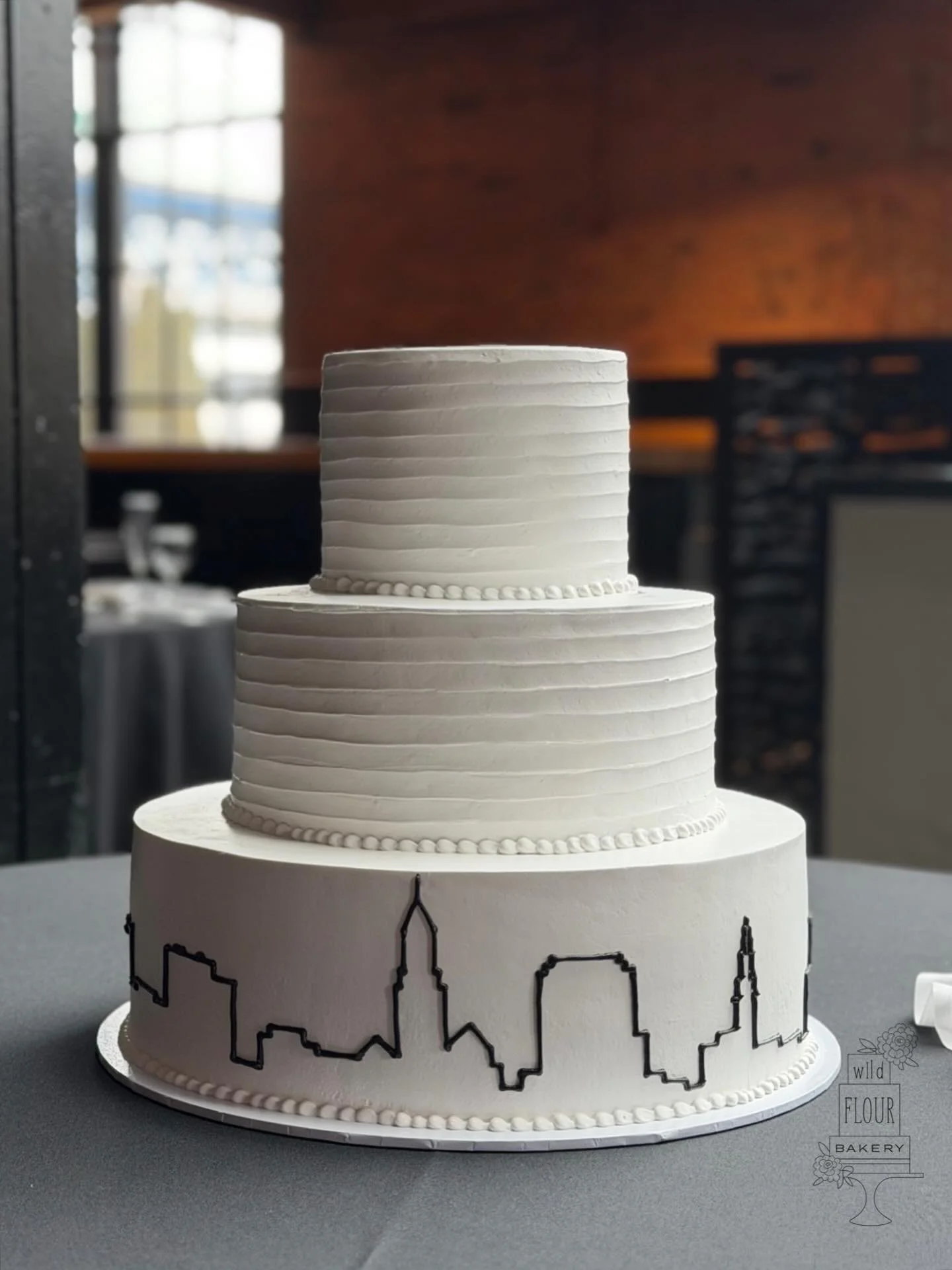 Happy *snowy* wedding cake Monday! 💘🎂