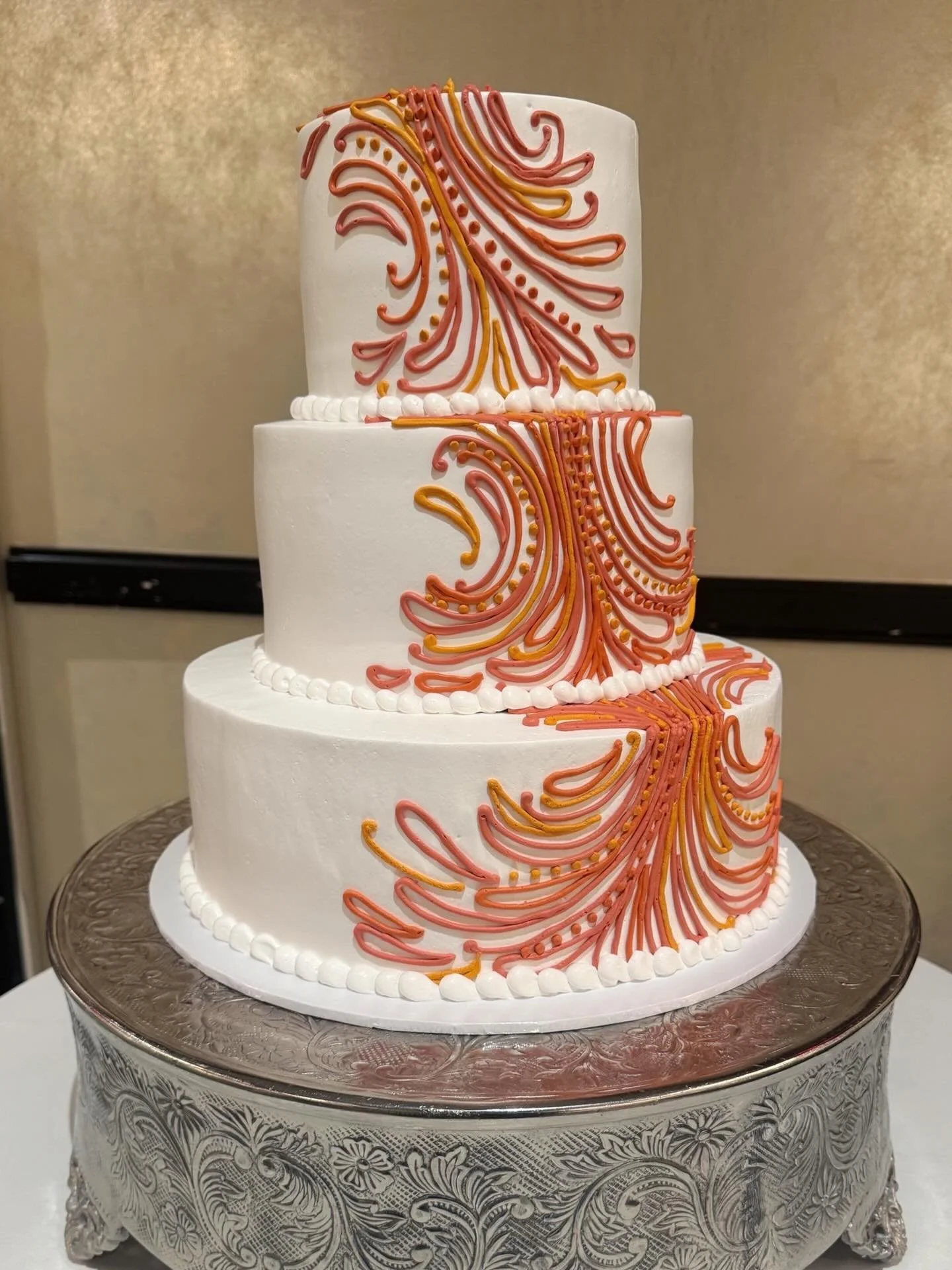 Happy Wedding Cake Monday! 🎂 Today we're featuring a gorgeous cake and giving you a glimpse of our decadent dessert tables ❤️ 🥰