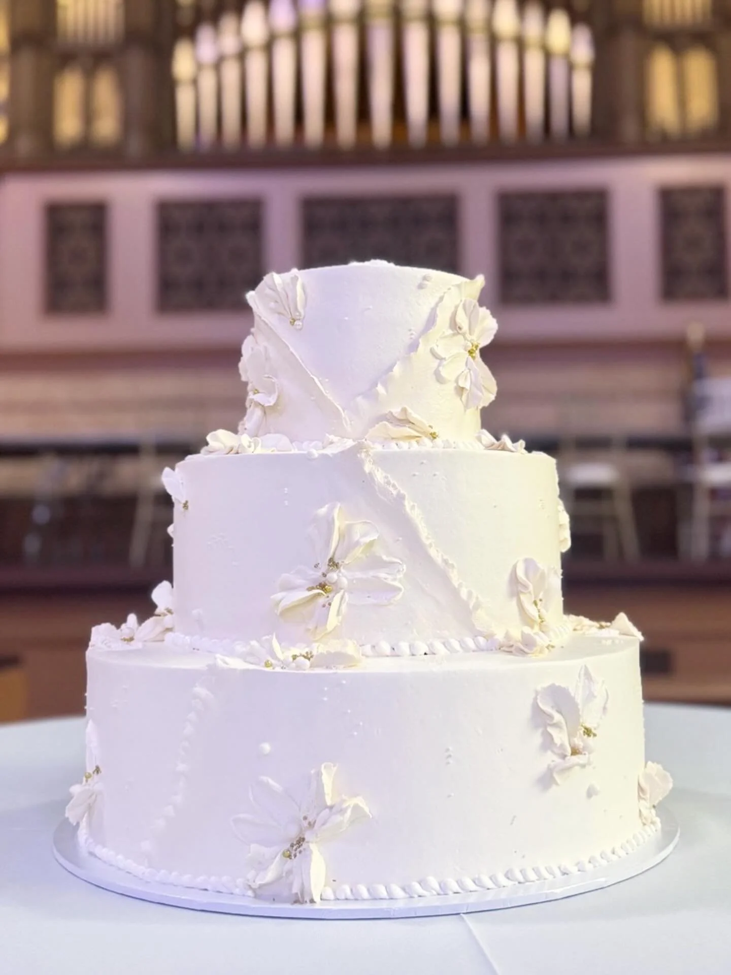 Happy Wedding Cake Monday! 🎂❤️

We hope you enjoy these cakes as much as we&rsquo;re going to enjoy this beautiful day ahead!!🥰