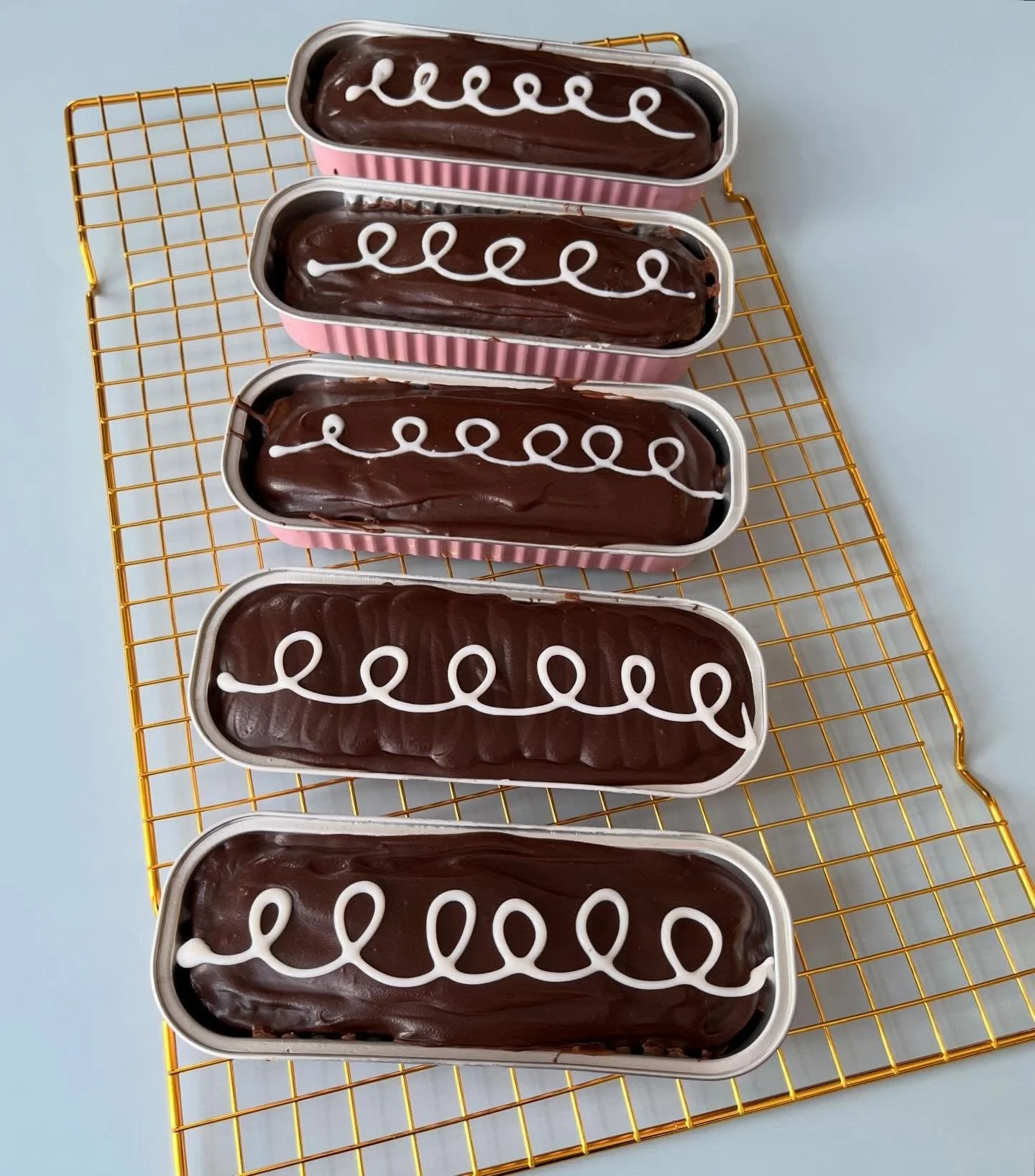 Nostalgia is calling&hellip;😍

Our Mostess cake features our rich chocolate cake with a creamy whipped filling and decadent chocolate ganache topping 🤎🤍🤎

**available daily in our case**

Comment below if you remember enjoying this cupcake as a c