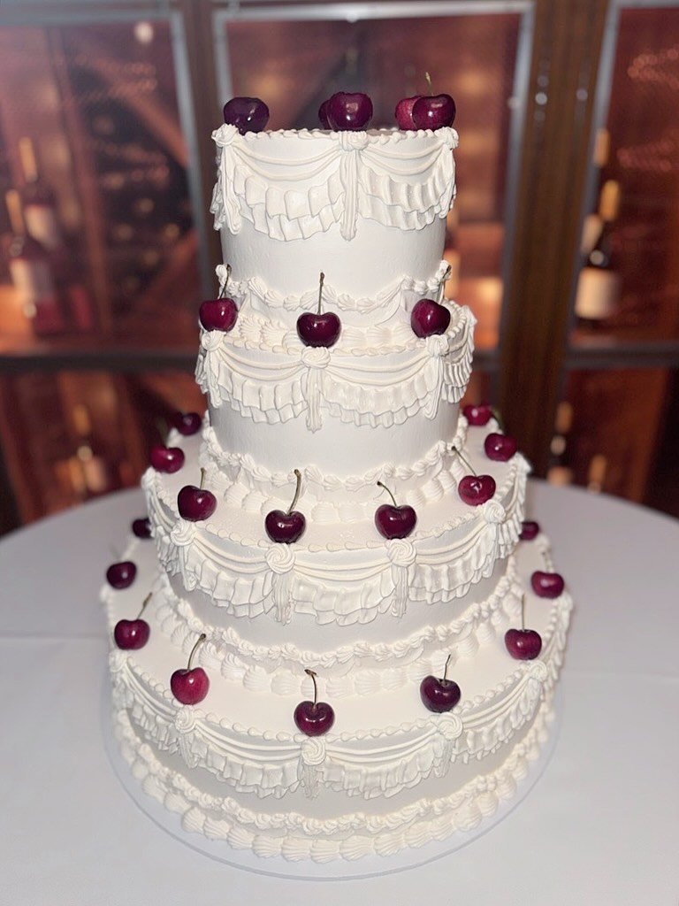 Happy Wedding Cake Monday! 🎂

And May the 4th be with you for all that celebrate 🙌🏻