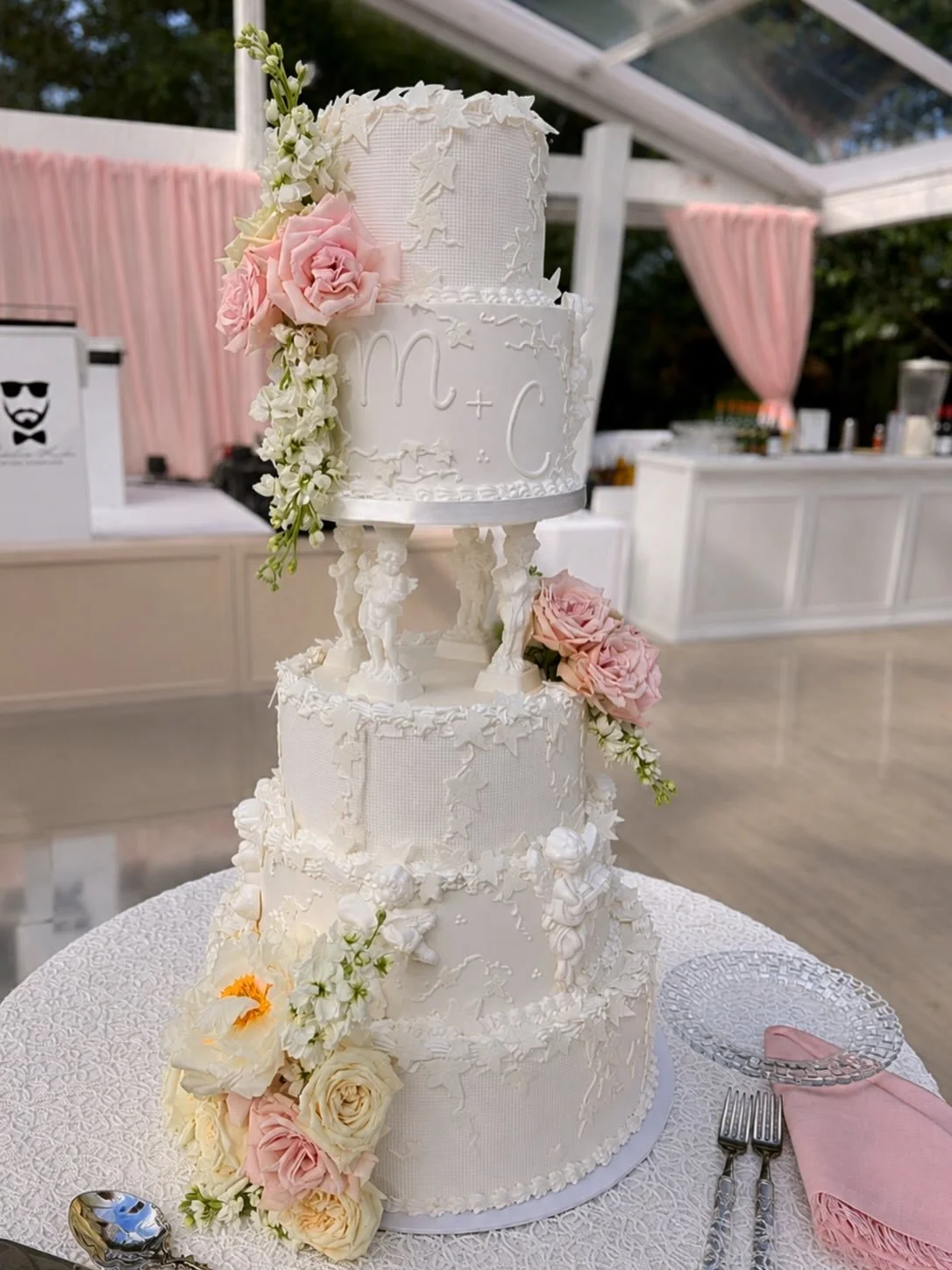 Happy Wedding Cake Monday! 💕

This first cake is so dreamy we had to post it from 2 different angles. What a joy it is to create unique wedding cakes for our couples! 

#clevelandwedding #clevelandcakes #weddingcakes #weddingcake #vintagecake