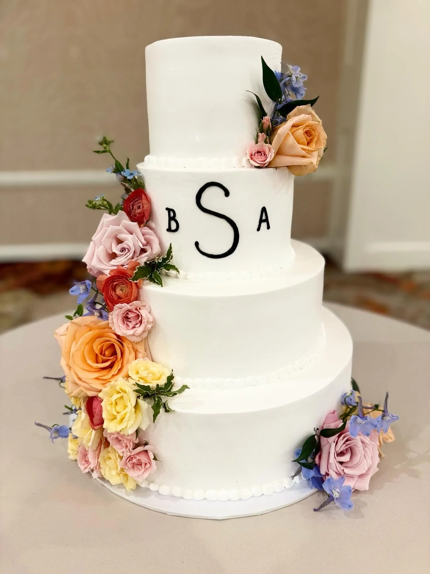 Happy Wedding Cake Monday! 💕 What an absolutely gorgeous assortment of cakes this weekend! 

#weddingcakes #clevelandweddings #clecakes #wedding