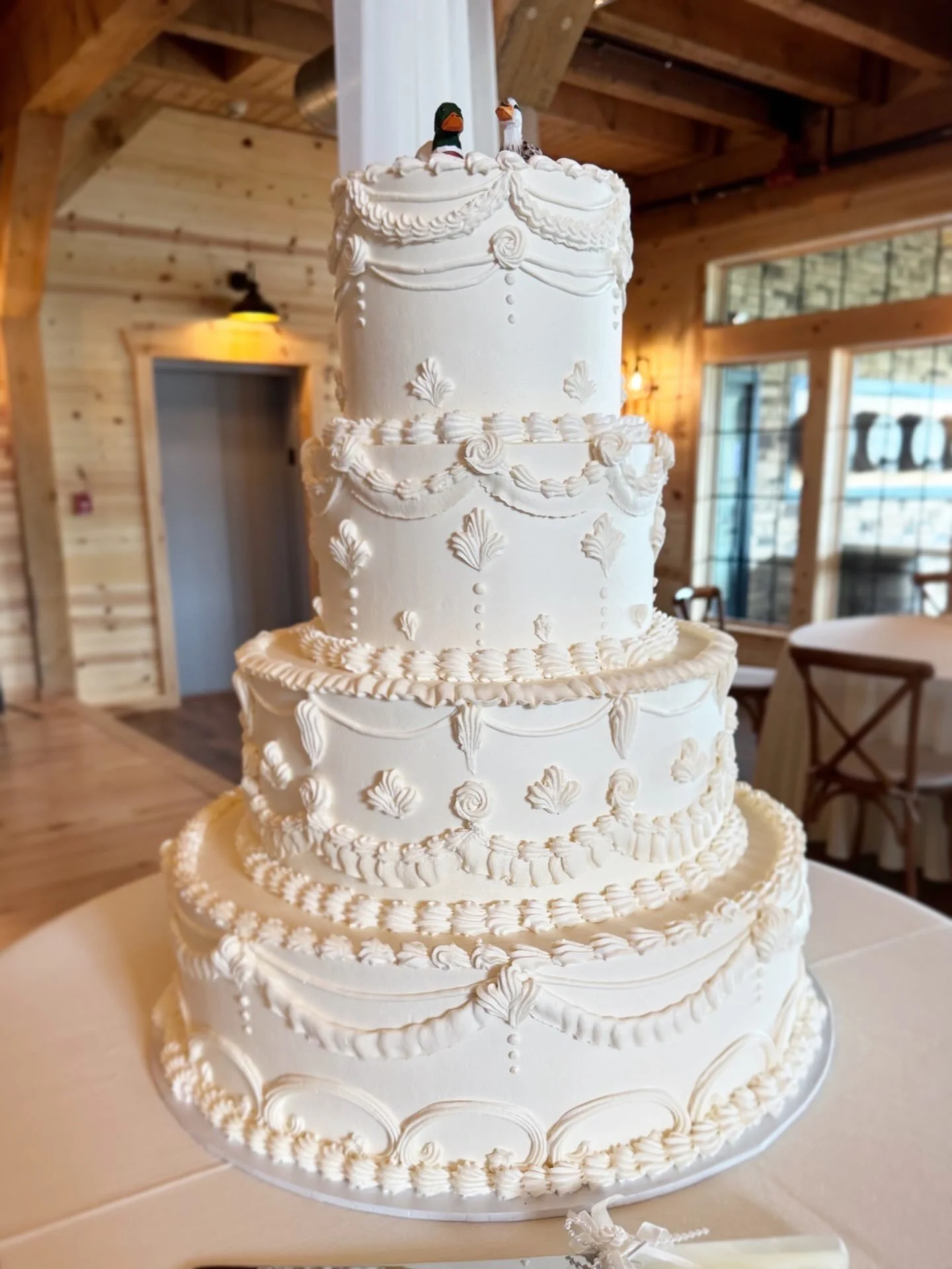 Happy Wedding Cake Monday!! 💕💍🎂

#weddingcake #clewedding #weddingcakes #clevelandwedding