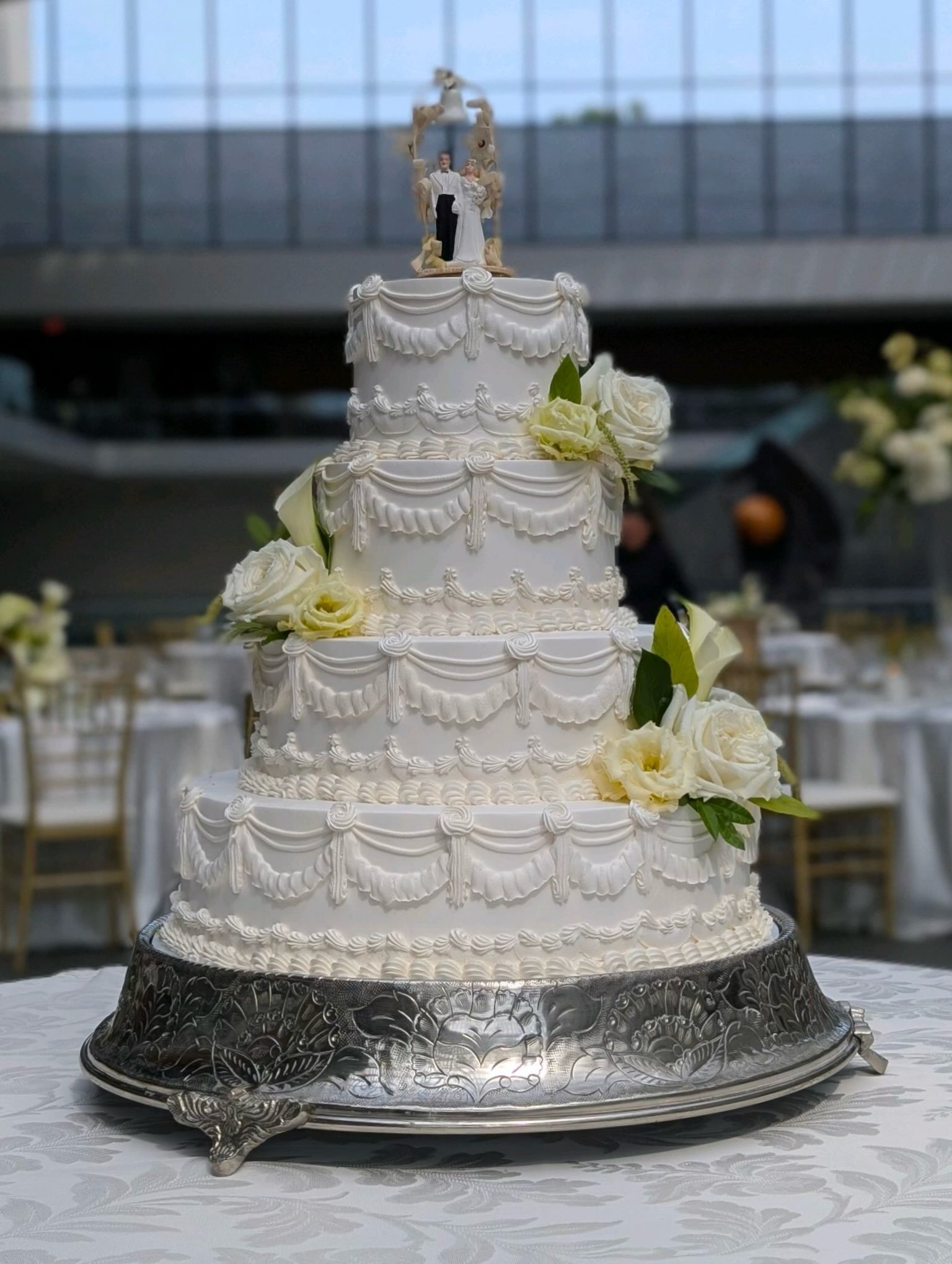 💍✨ Wedding Cake Monday ✨💍

Starting the week with a little wedding cake inspiration! From timeless and elegant to completely personalized, we love creating cakes that are as special as the couples celebrating with them 🤍

#weddingcakemonday #weddi