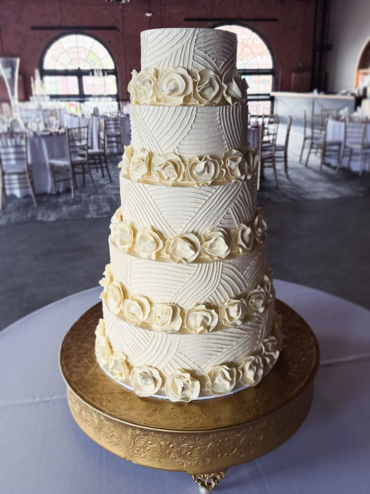 Happy Wedding Cake Monday! 💕💍🎂

We had another incredible weekend with ✨STUNNING✨cakes. I can&rsquo;t get over how grand some of these 5 tier cakes look!

#weddingcakes #cleweddings #weddings #cakes