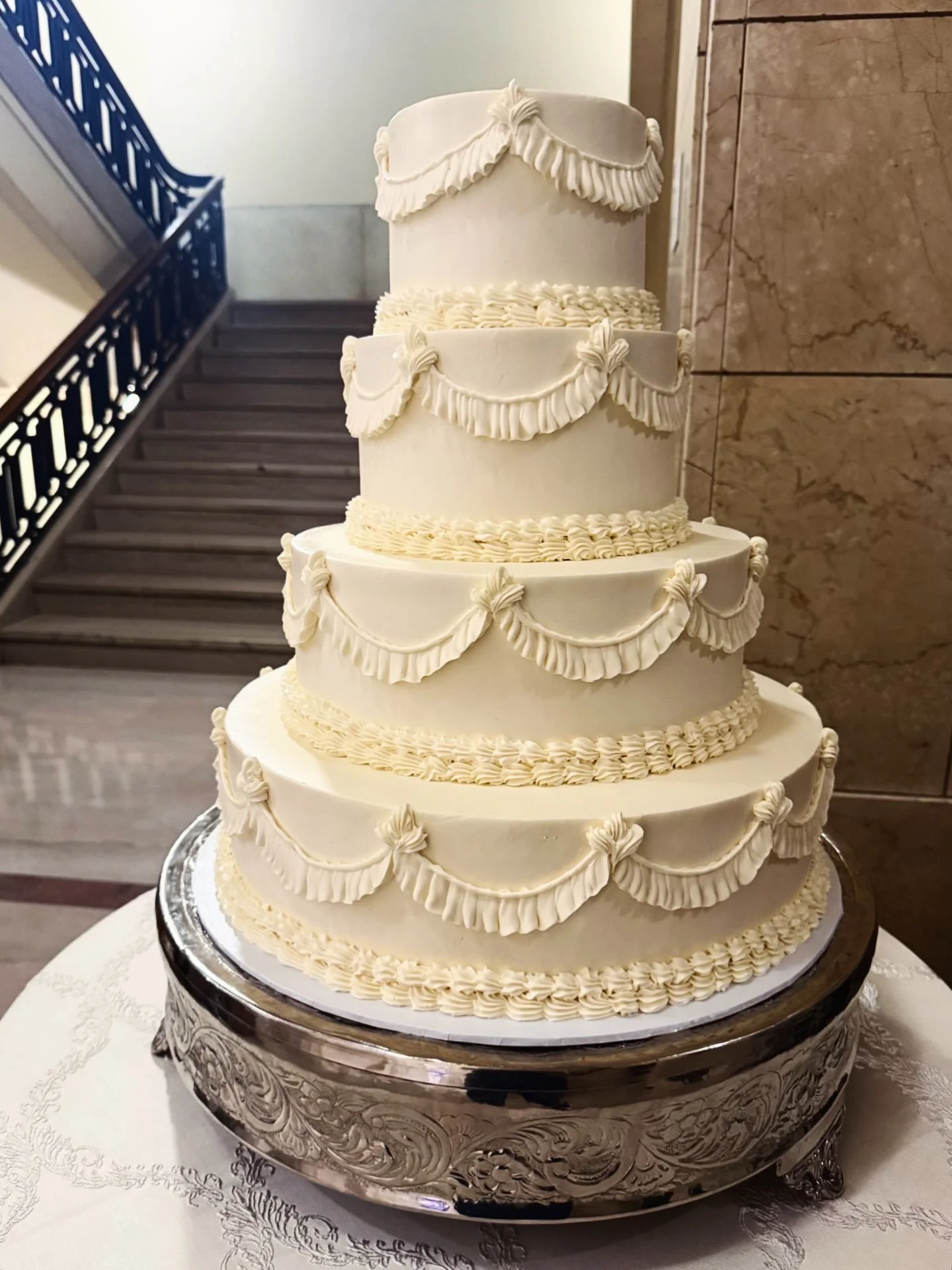 Happy Wedding Cake Monday!! 🎂💍💕 

This weekend of weddings and love deserves 2 separate posts. Our incredible wedding cake decorator and delivery team were working non-stop to provide these excellent cakes (and dessert tables) for all our couples.