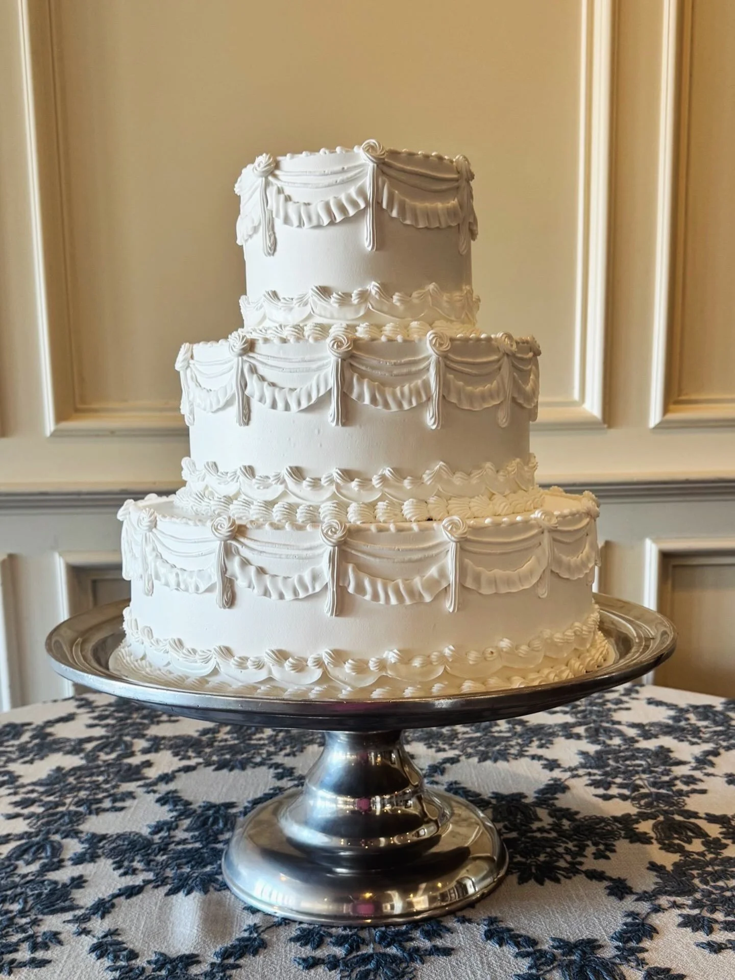 Happy Wedding Cake Monday! 💕

#weddingcakes #cleweddings #vintagecakes #weddingstyle