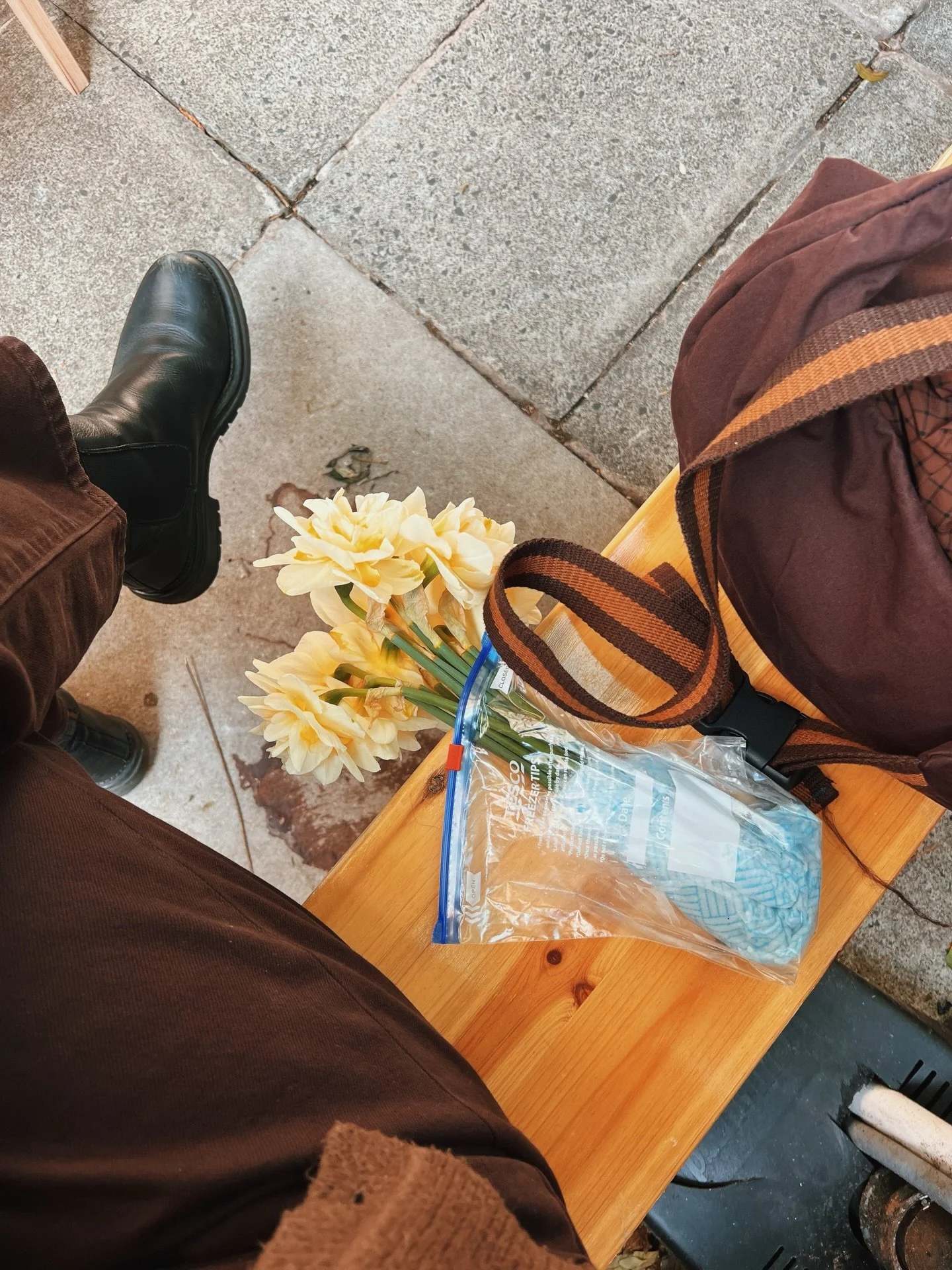 Coffee courtesy of @shapescastlestairs and flowers courtesy of me, for one of my favourite humans @pringl3l on Saturday. My narcissi don&rsquo;t normally go out in kitchen roll and a reusable sandwich bag but we work with what we have at the moment!

