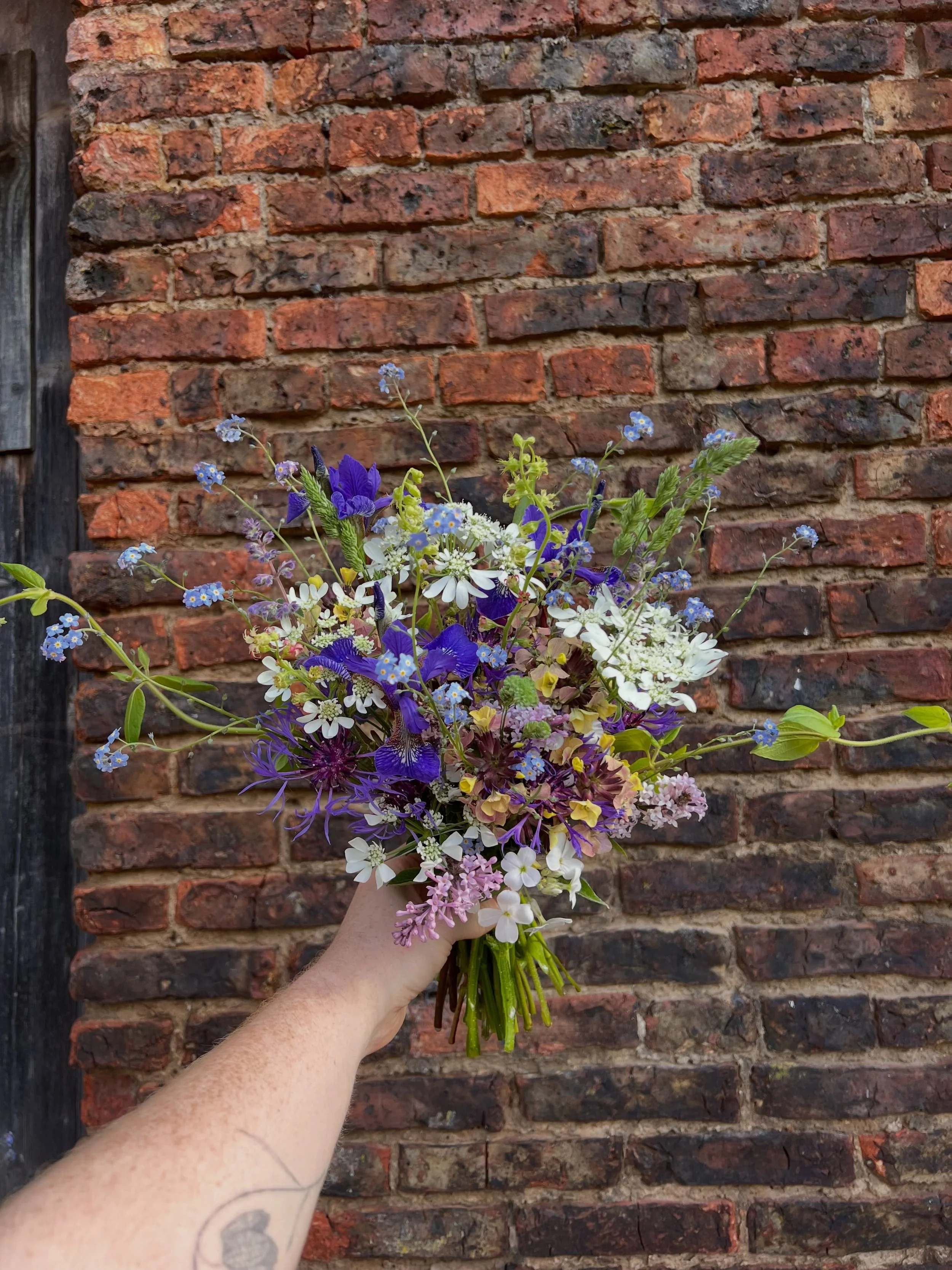 Some bouquets and bits that went out today from the walled garden.

This heatwave has been so incredibly intense. I am knackered, but we&rsquo;re making progress here, and it&rsquo;s really coming together. 

#verdeflowerco #bridalbouquet #flowerfarm