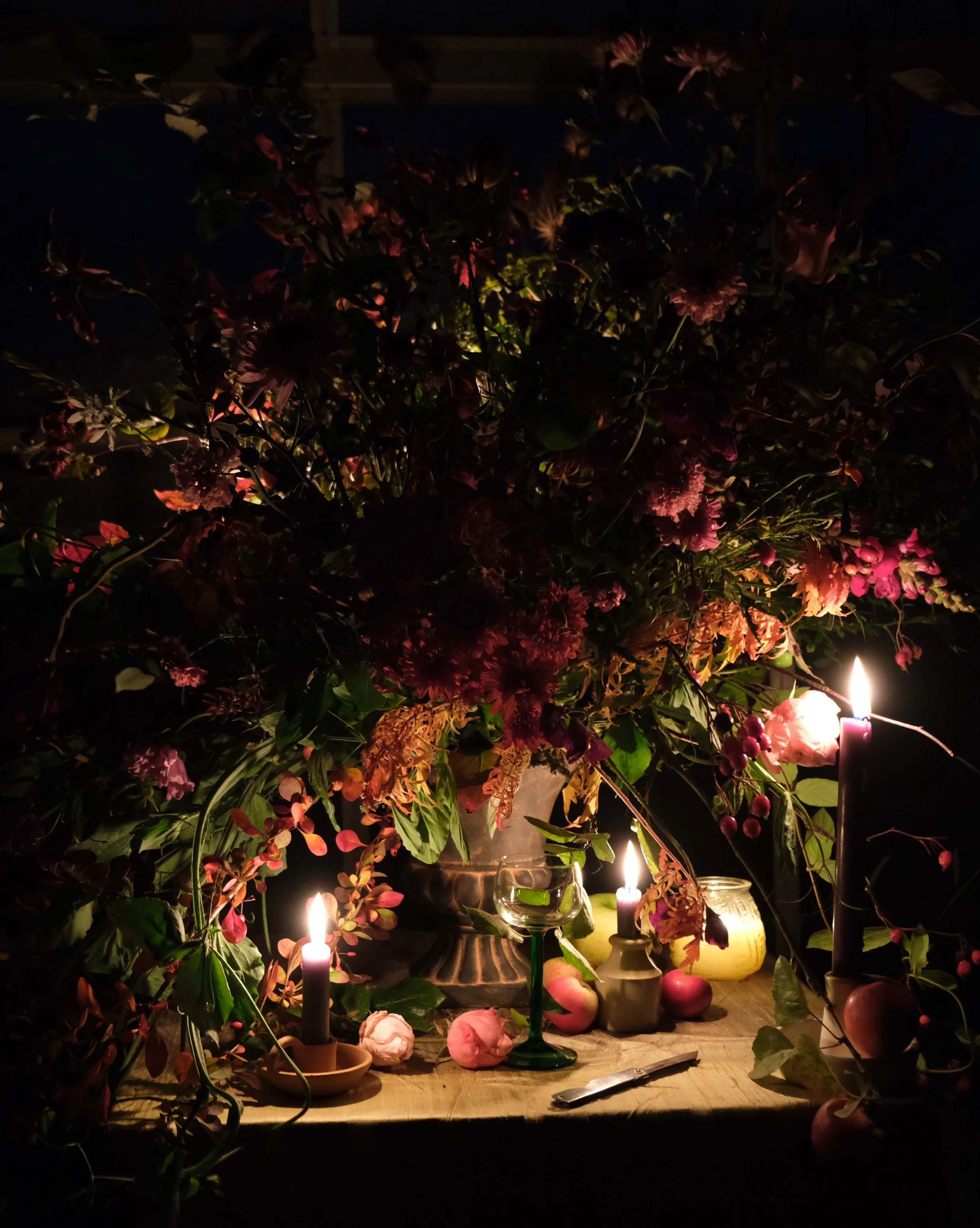 Ahead of a more in depth video coming tomorrow all about how this piece of candle-lit floral art came about, I am sharing my floral ode to the Pre-Raphaelites. 

A completely seasonal October arrangement, picked from the flower farm as the cold after