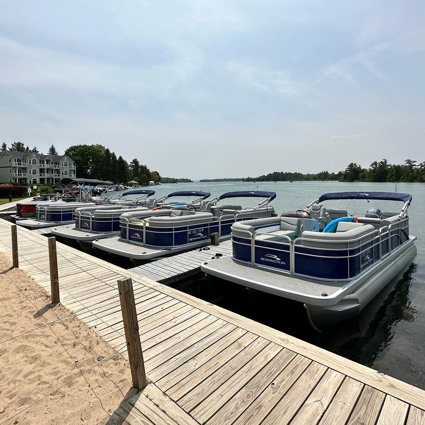 We just launched our new boat rental service! We have 4 brand new Bennington Pontoons available for full day or 1/2 day rentals. Book online at riverwalkelkrapids.com⛵️