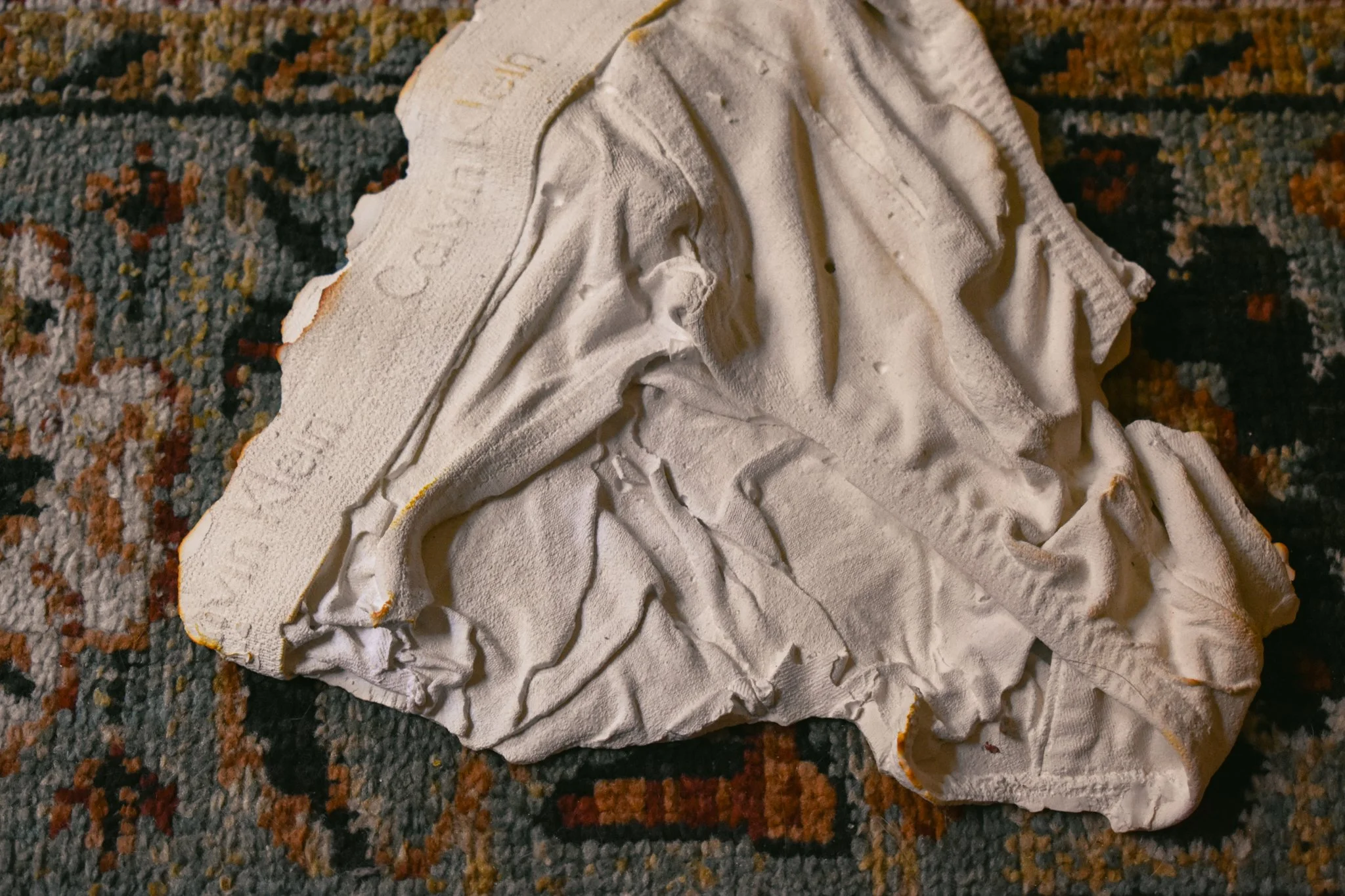 𝘴𝘦𝘭𝘧 𝘱𝘰𝘳𝘵𝘳𝘢𝘪𝘵 (𝘴𝘵𝘢𝘪𝘯) (2025).
cast plaster + mx dye.