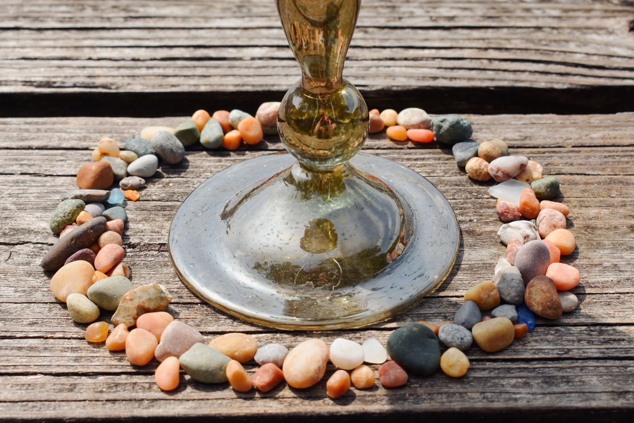 𝘶𝘯𝘵𝘪𝘵𝘭𝘦𝘥 (𝘰𝘹-𝘣𝘰𝘸 𝘳𝘦𝘭𝘪𝘲𝘶𝘢𝘳𝘺). (2025).
blown glass filled with water from the ox-bow lagoon, rocks from glenn beach.
13.5" x 8.5" x 8.5".
thank you to victoria ahmadizadeh melendez, kenny kay, josie laly, and muskwrat evans for yo