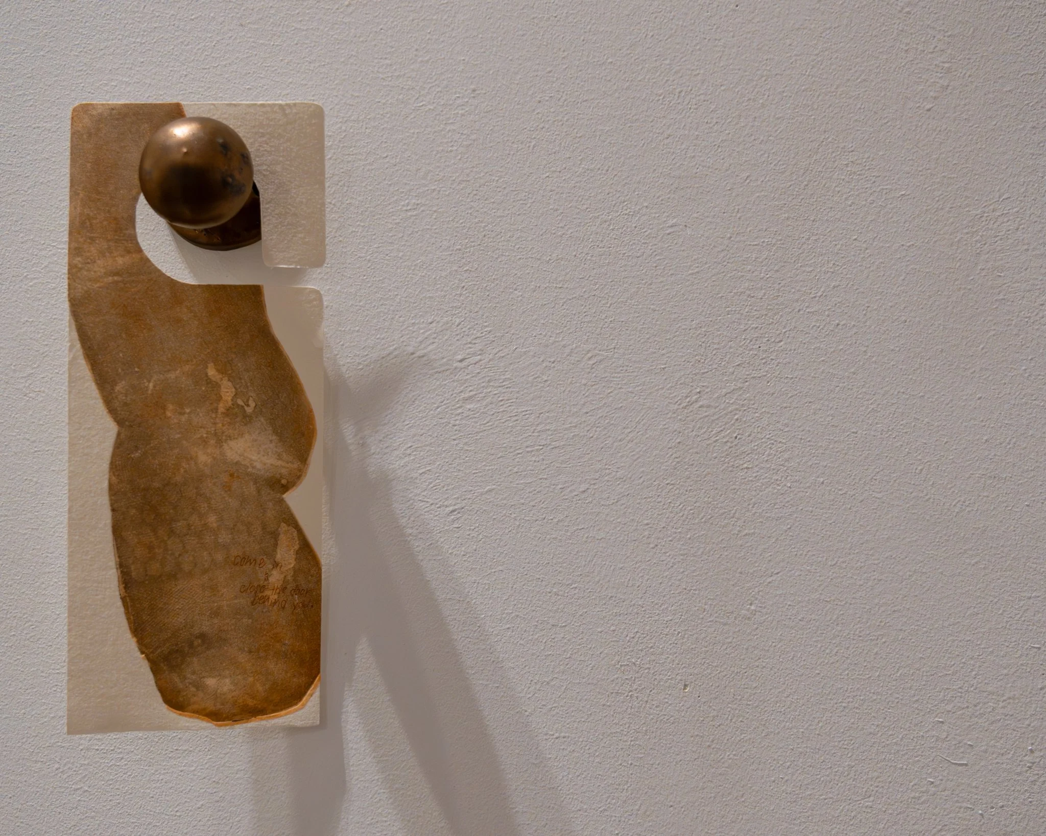 𝘤𝘰𝘮𝘦 𝘪𝘯 𝘢𝘯𝘥 𝘤𝘭𝘰𝘴𝘦 𝘵𝘩𝘦 𝘥𝘰𝘰𝘳 𝘣𝘦𝘩𝘪𝘯𝘥 𝘺𝘰𝘶
(𝘴𝘦𝘹𝘪𝘭𝘦). 2025-2026.
two plate copper etching with soft ground,
spit bite aquatint, and mulberry paper chine
colle; porcelain slip cast, underglaze