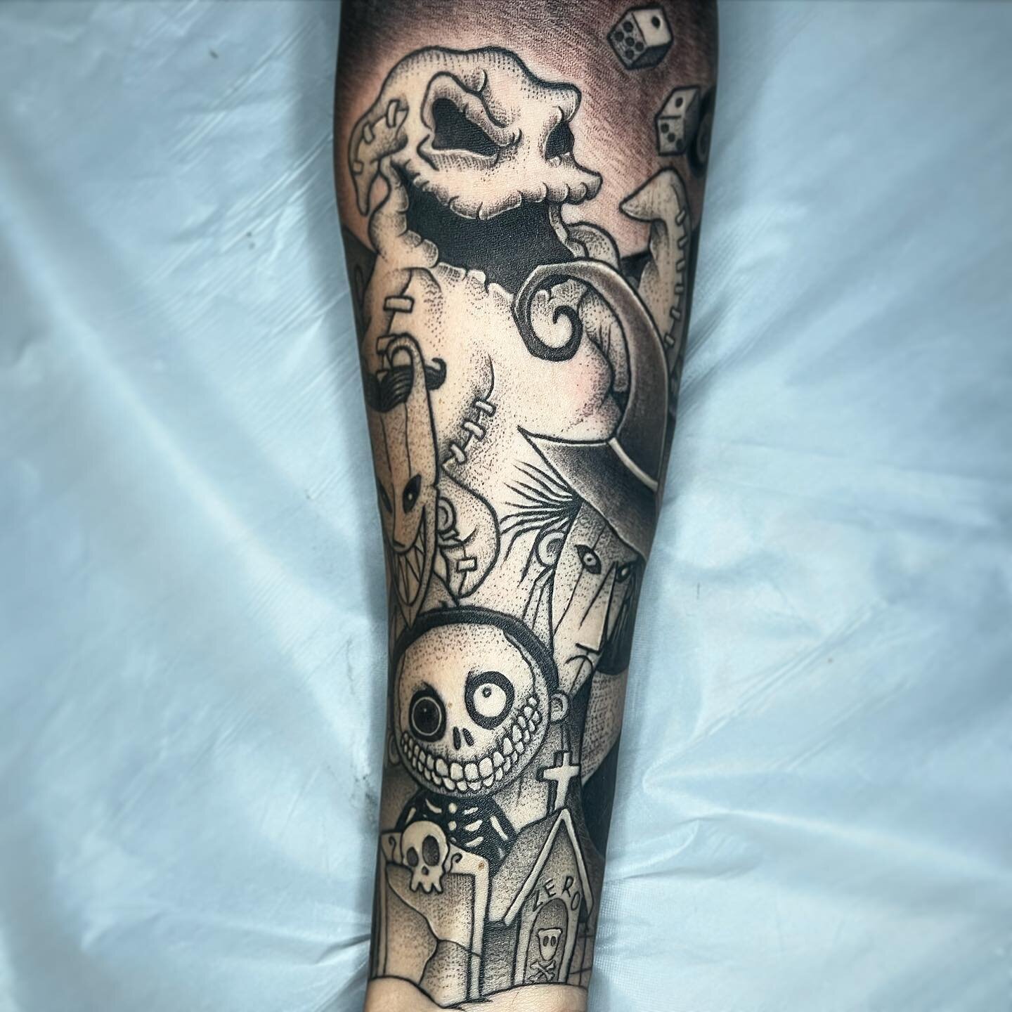 Finished up this Tim Burton sleeve on @hannabrianne 
Thank you Hanna, super fun project! 

#tattoosleeve #timburtontattoo #timburtonsleeve #tattoo #chicoca